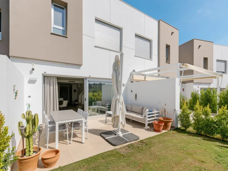 This modern townhouse is located in the newly constructed development, nestled within the renowned Estepona Golf area. The property enjoys a prime location, just a short drive from the beach, shopping, dining, and various amenities, making it ideal for pe