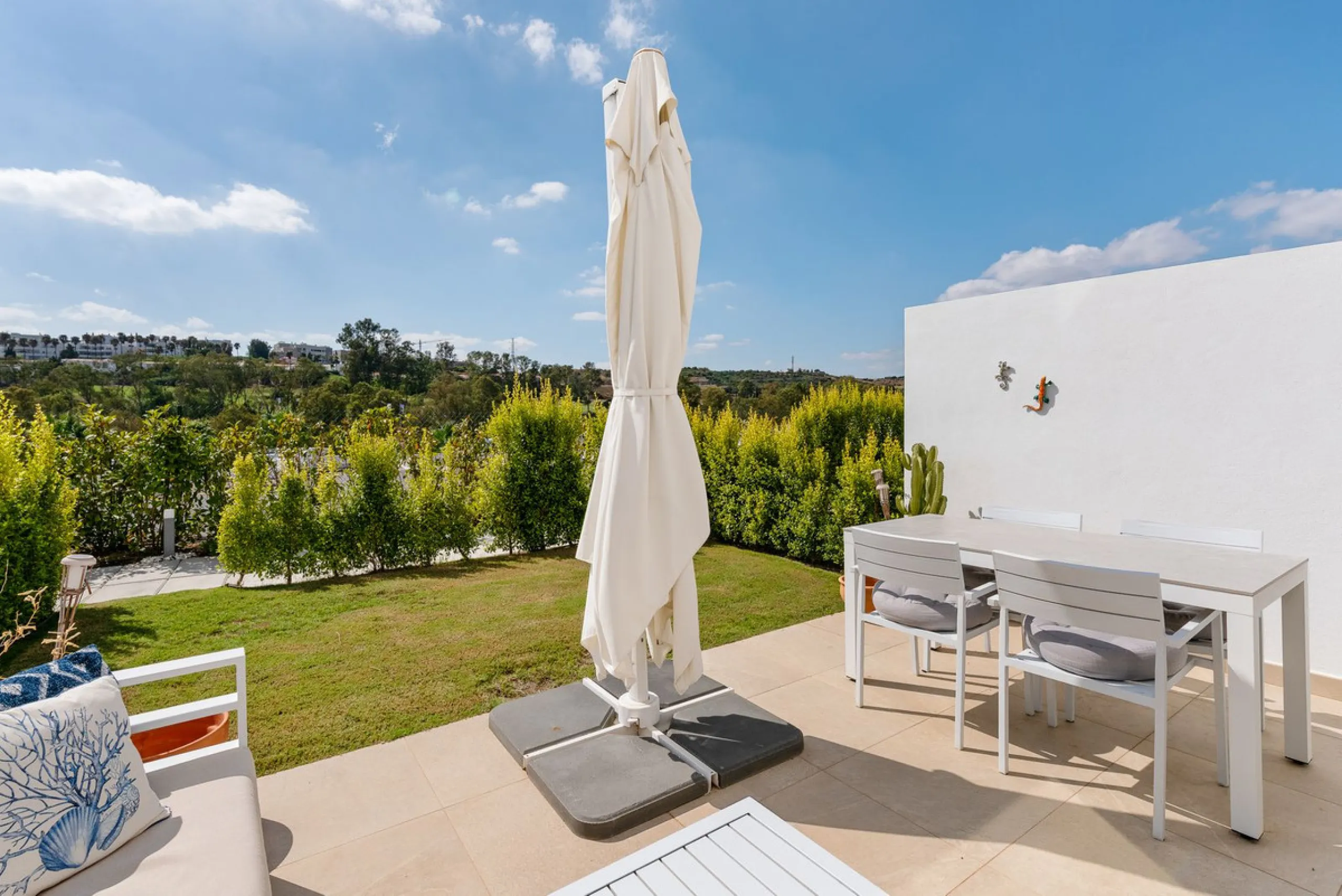 This modern townhouse is located in the newly constructed development, nestled within the renowned Estepona Golf area. The property enjoys a prime location, just a short drive from the beach, shopping, dining, and various amenities, making it ideal for pe
