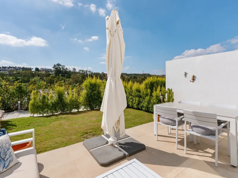 This modern townhouse is located in the newly constructed development, nestled within the renowned Estepona Golf area. The property enjoys a prime location, just a short drive from the beach, shopping, dining, and various amenities, making it ideal for pe
