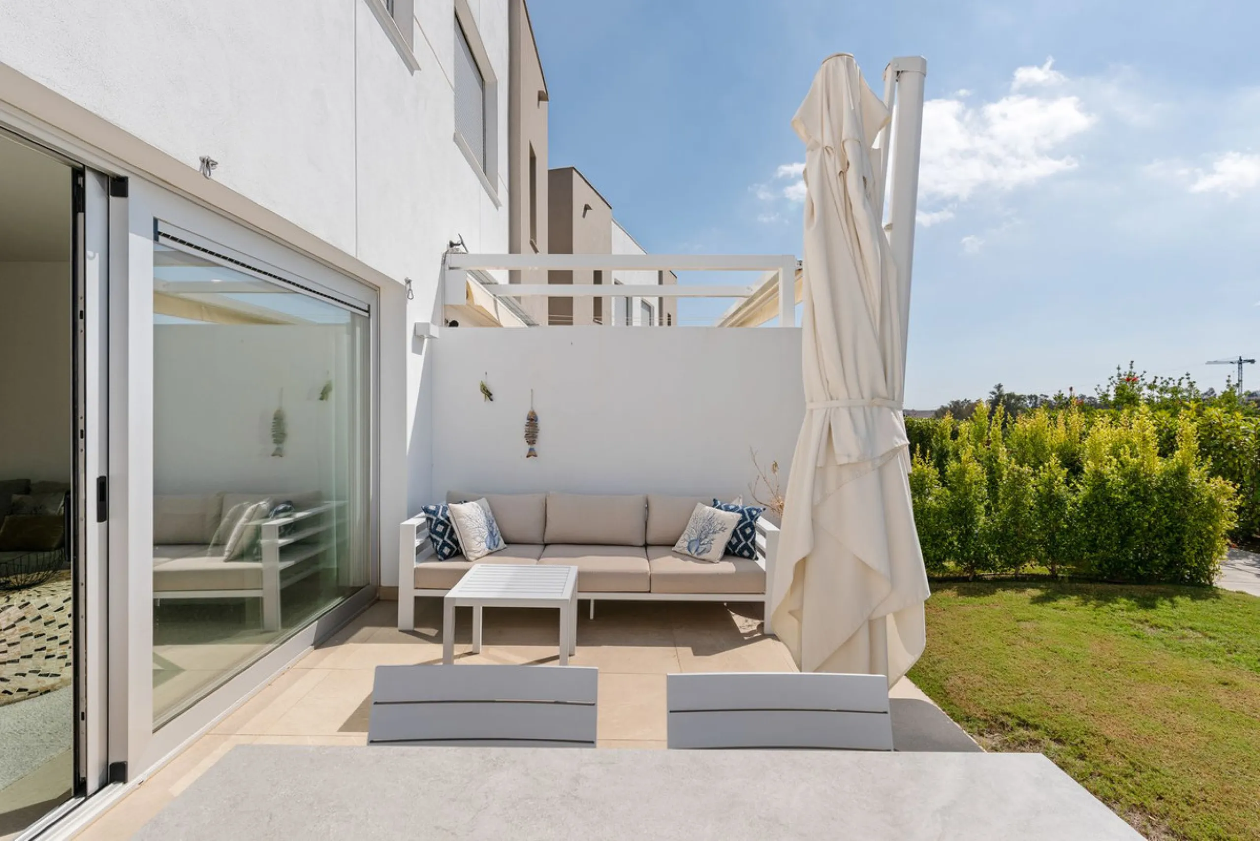 This modern townhouse is located in the newly constructed development, nestled within the renowned Estepona Golf area. The property enjoys a prime location, just a short drive from the beach, shopping, dining, and various amenities, making it ideal for pe
