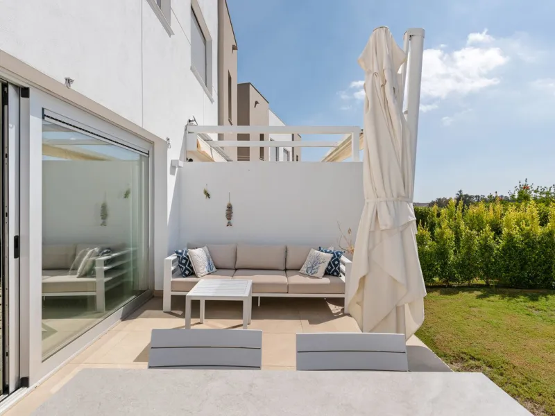 This modern townhouse is located in the newly constructed development, nestled within the renowned Estepona Golf area. The property enjoys a prime location, just a short drive from the beach, shopping, dining, and various amenities, making it ideal for pe