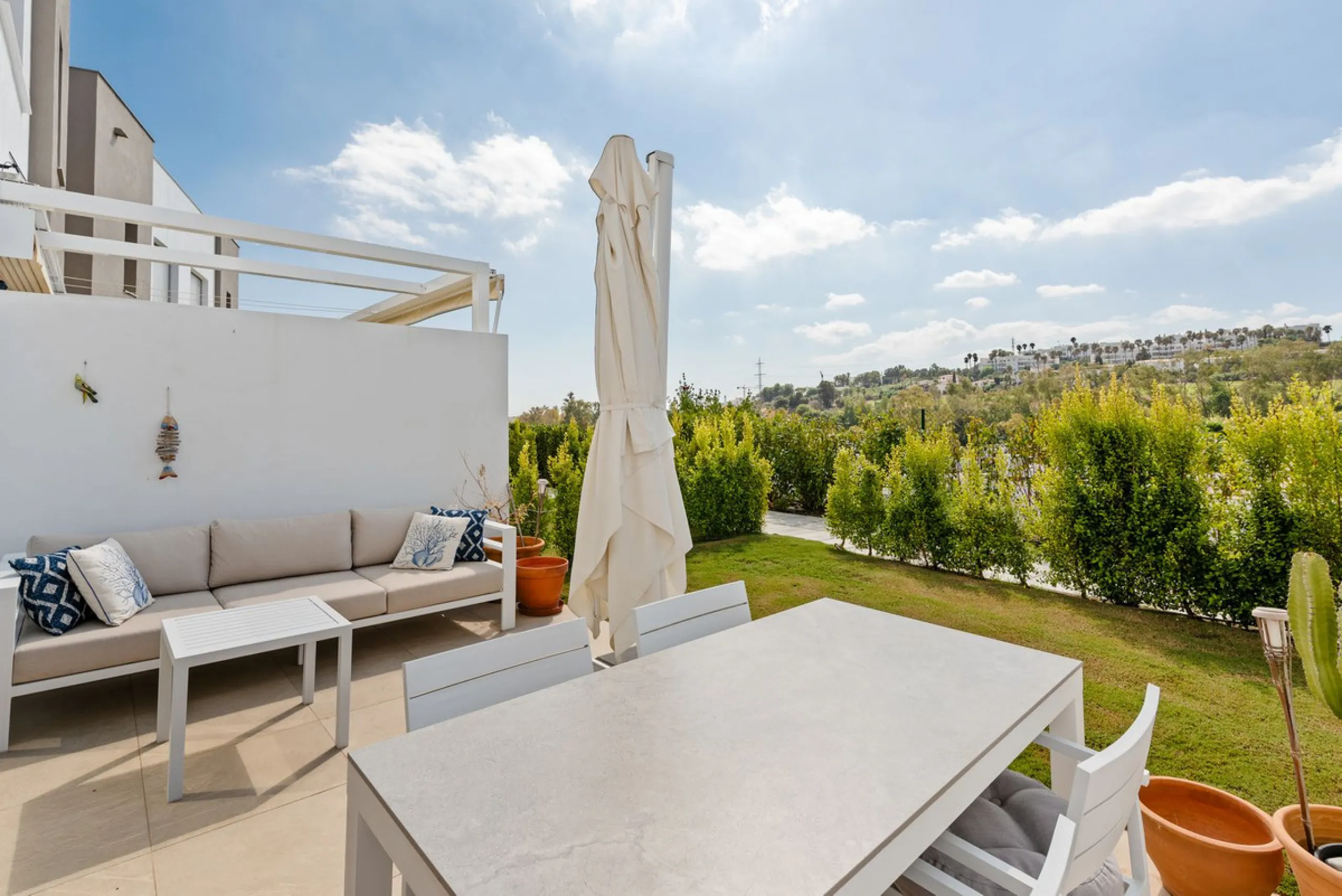 This modern townhouse is located in the newly constructed development, nestled within the renowned Estepona Golf area. The property enjoys a prime location, just a short drive from the beach, shopping, dining, and various amenities, making it ideal for pe