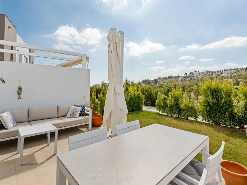 This modern townhouse is located in the newly constructed development, nestled within the renowned Estepona Golf area. The property enjoys a prime location, just a short drive from the beach, shopping, dining, and various amenities, making it ideal for pe