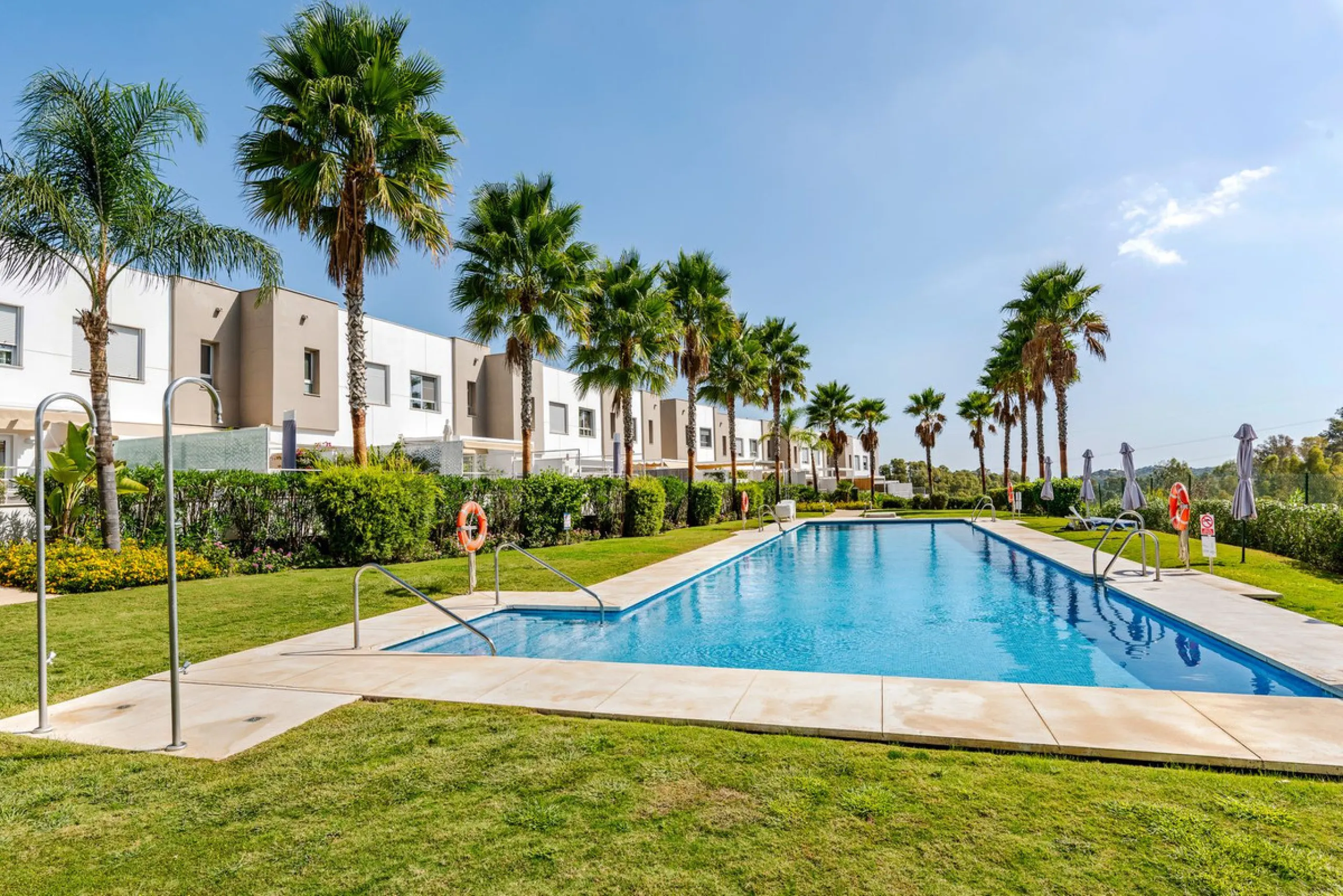 This modern townhouse is located in the newly constructed development, nestled within the renowned Estepona Golf area. The property enjoys a prime location, just a short drive from the beach, shopping, dining, and various amenities, making it ideal for pe