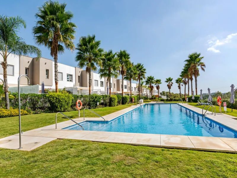 This modern townhouse is located in the newly constructed development, nestled within the renowned Estepona Golf area. The property enjoys a prime location, just a short drive from the beach, shopping, dining, and various amenities, making it ideal for pe