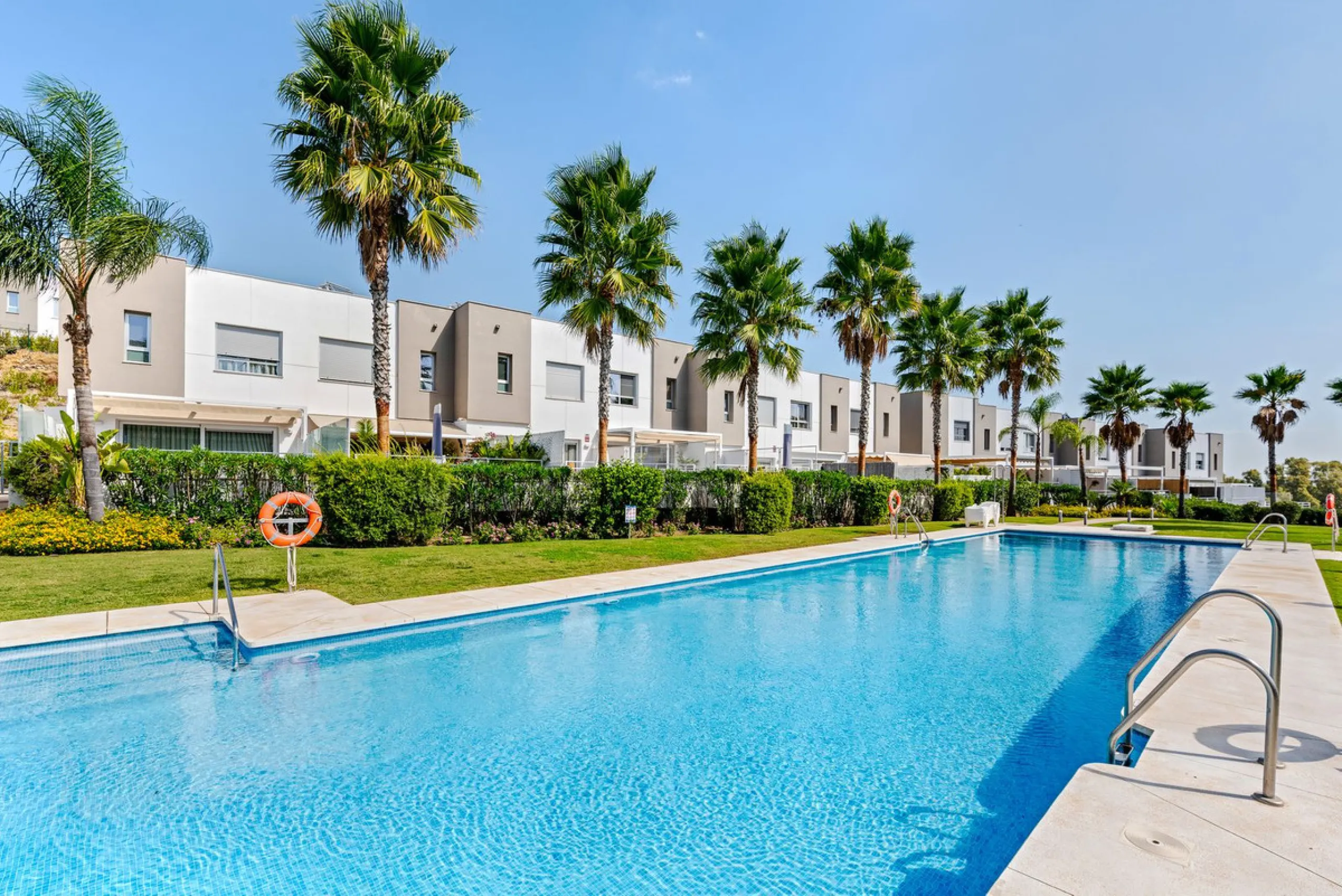 This modern townhouse is located in the newly constructed development, nestled within the renowned Estepona Golf area. The property enjoys a prime location, just a short drive from the beach, shopping, dining, and various amenities, making it ideal for pe