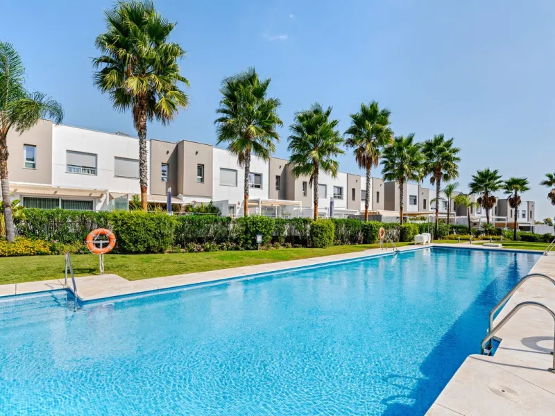 This modern townhouse is located in the newly constructed development, nestled within the renowned Estepona Golf area. The property enjoys a prime location, just a short drive from the beach, shopping, dining, and various amenities, making it ideal for pe