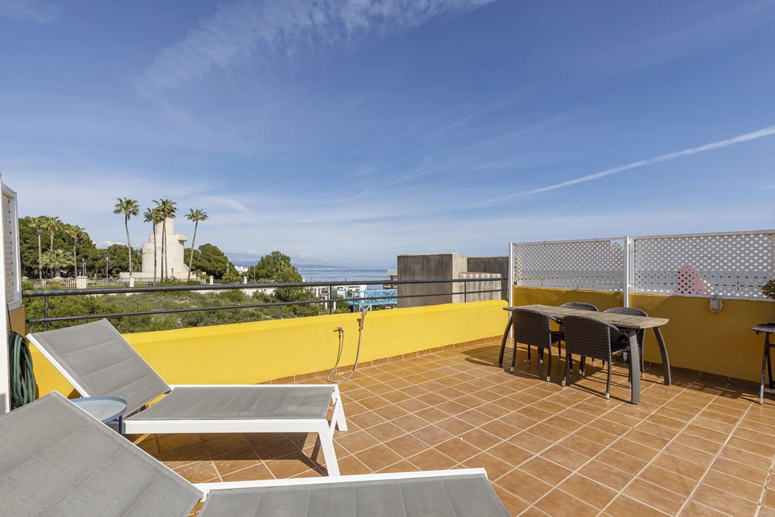 A beautiful South West facing penthouse with a roof terrace, amazing views, walking distance to public transport and local amenities, underground parking, a storage room and on a community which allows short term rentals (subject to the new buyer going th