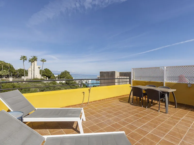 A beautiful South West facing penthouse with a roof terrace, amazing views, walking distance to public transport and local amenities, underground parking, a storage room and on a community which allows short term rentals (subject to the new buyer going th