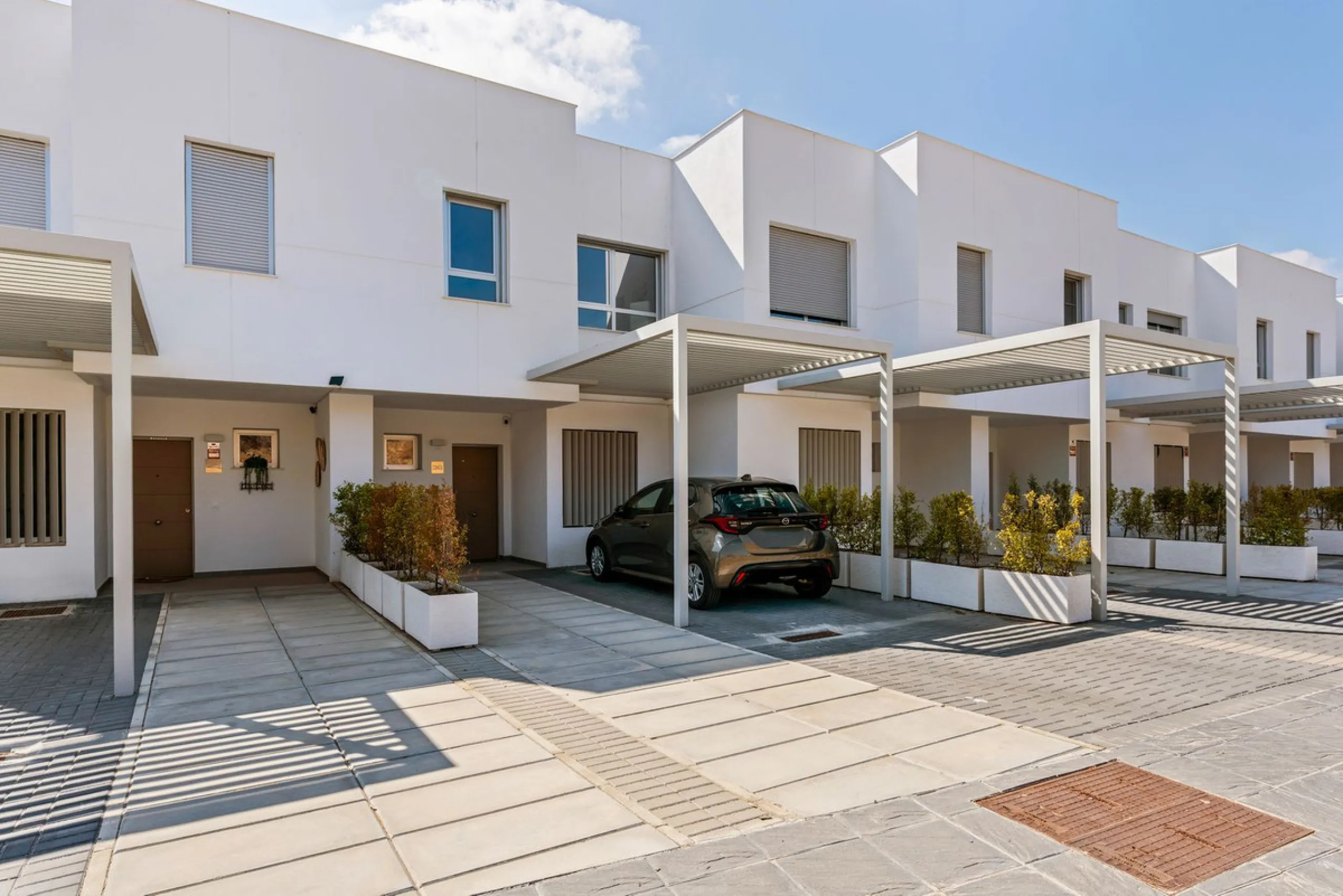 This modern townhouse is located in the newly constructed development, nestled within the renowned Estepona Golf area. The property enjoys a prime location, just a short drive from the beach, shopping, dining, and various amenities, making it ideal for pe
