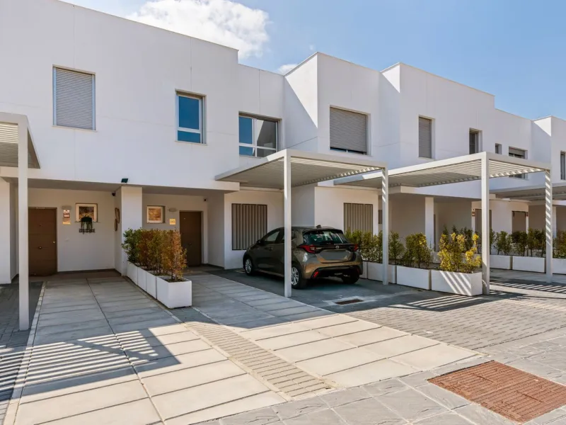 This modern townhouse is located in the newly constructed development, nestled within the renowned Estepona Golf area. The property enjoys a prime location, just a short drive from the beach, shopping, dining, and various amenities, making it ideal for pe