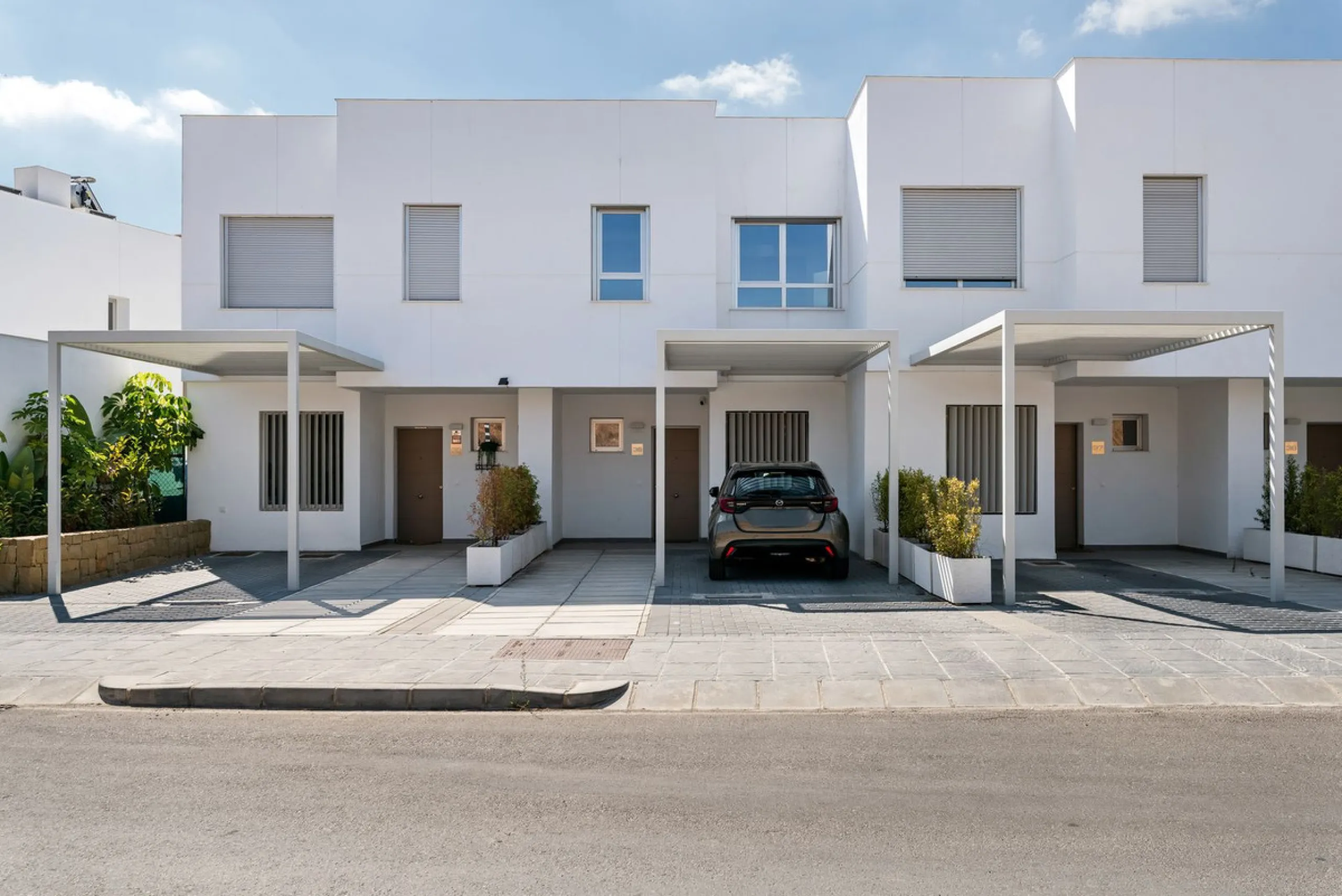 This modern townhouse is located in the newly constructed development, nestled within the renowned Estepona Golf area. The property enjoys a prime location, just a short drive from the beach, shopping, dining, and various amenities, making it ideal for pe