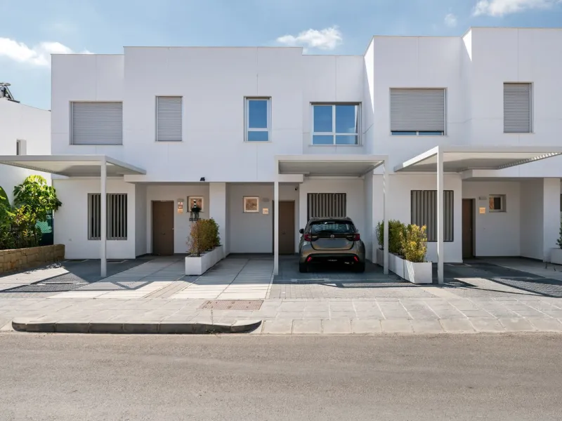 This modern townhouse is located in the newly constructed development, nestled within the renowned Estepona Golf area. The property enjoys a prime location, just a short drive from the beach, shopping, dining, and various amenities, making it ideal for pe
