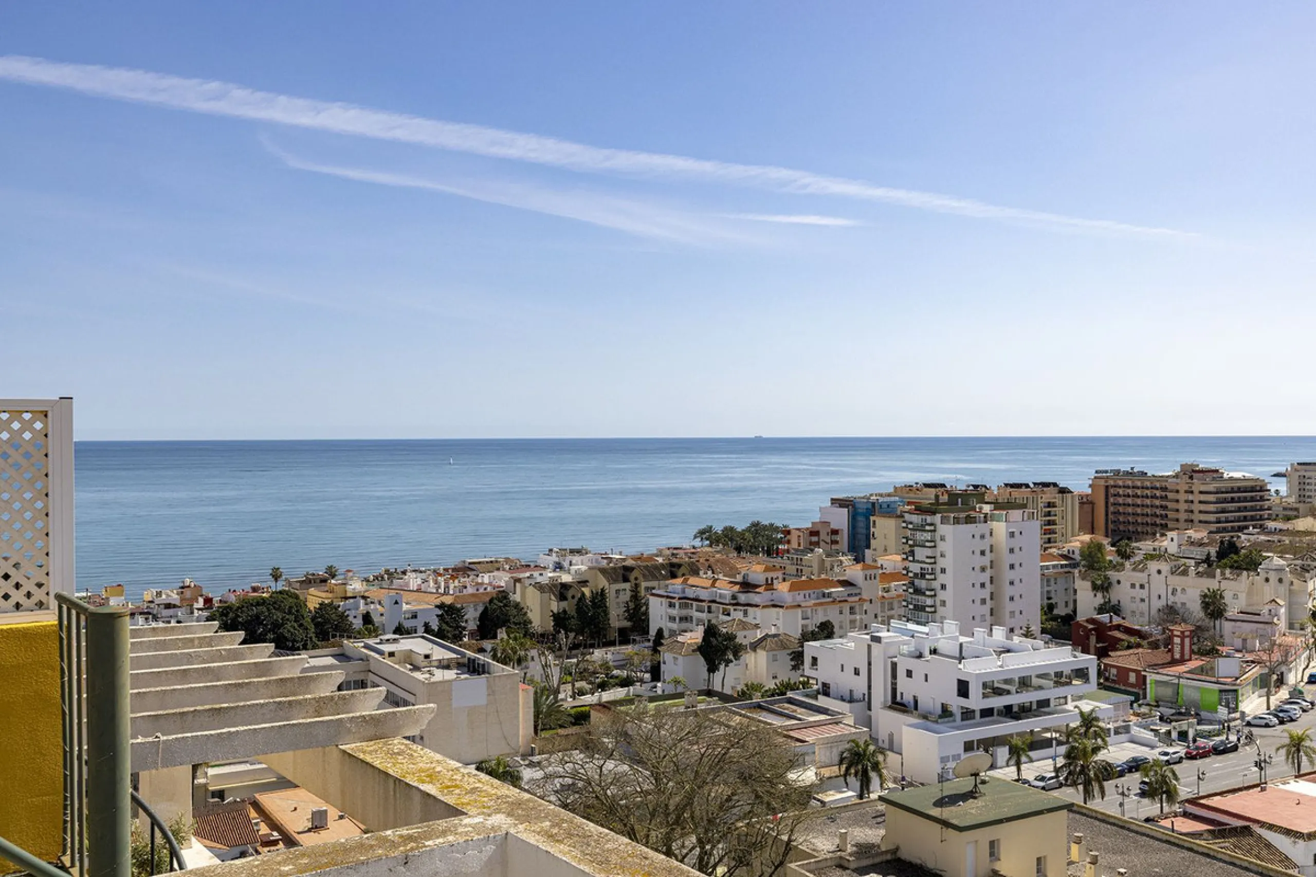 A beautiful South West facing penthouse with a roof terrace, amazing views, walking distance to public transport and local amenities, underground parking, a storage room and on a community which allows short term rentals (subject to the new buyer going th
