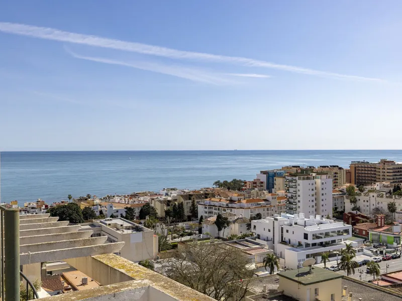 A beautiful South West facing penthouse with a roof terrace, amazing views, walking distance to public transport and local amenities, underground parking, a storage room and on a community which allows short term rentals (subject to the new buyer going th
