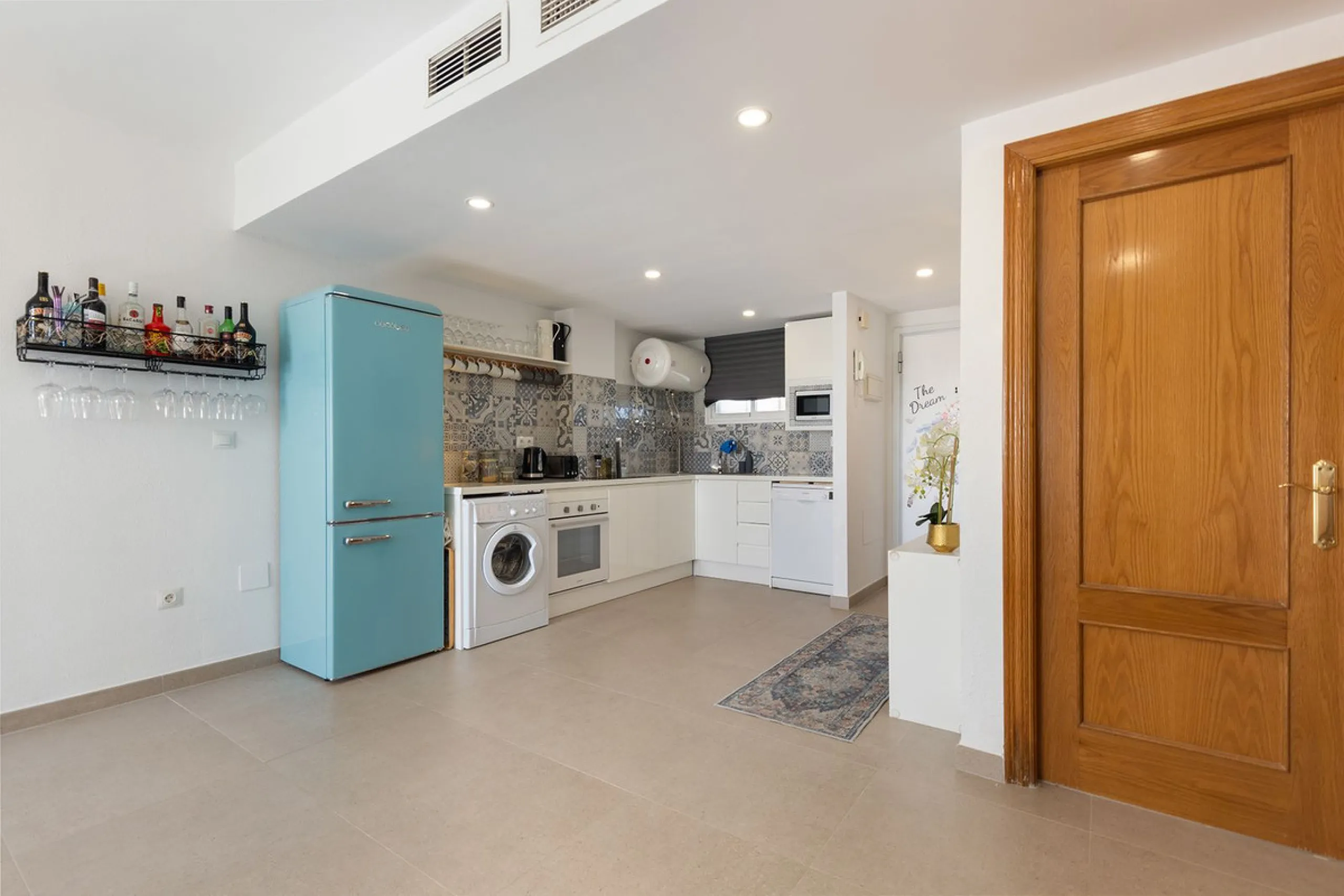 A beautiful South West facing penthouse with a roof terrace, amazing views, walking distance to public transport and local amenities, underground parking, a storage room and on a community which allows short term rentals (subject to the new buyer going th