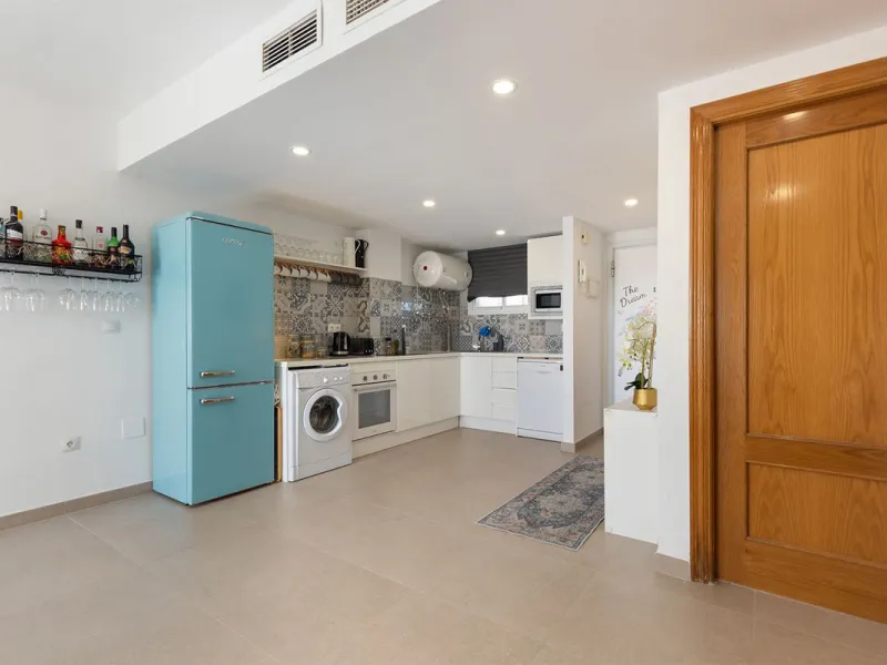 A beautiful South West facing penthouse with a roof terrace, amazing views, walking distance to public transport and local amenities, underground parking, a storage room and on a community which allows short term rentals (subject to the new buyer going th