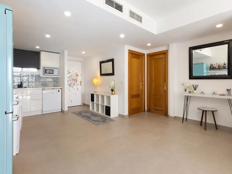 A beautiful South West facing penthouse with a roof terrace, amazing views, walking distance to public transport and local amenities, underground parking, a storage room and on a community which allows short term rentals (subject to the new buyer going th