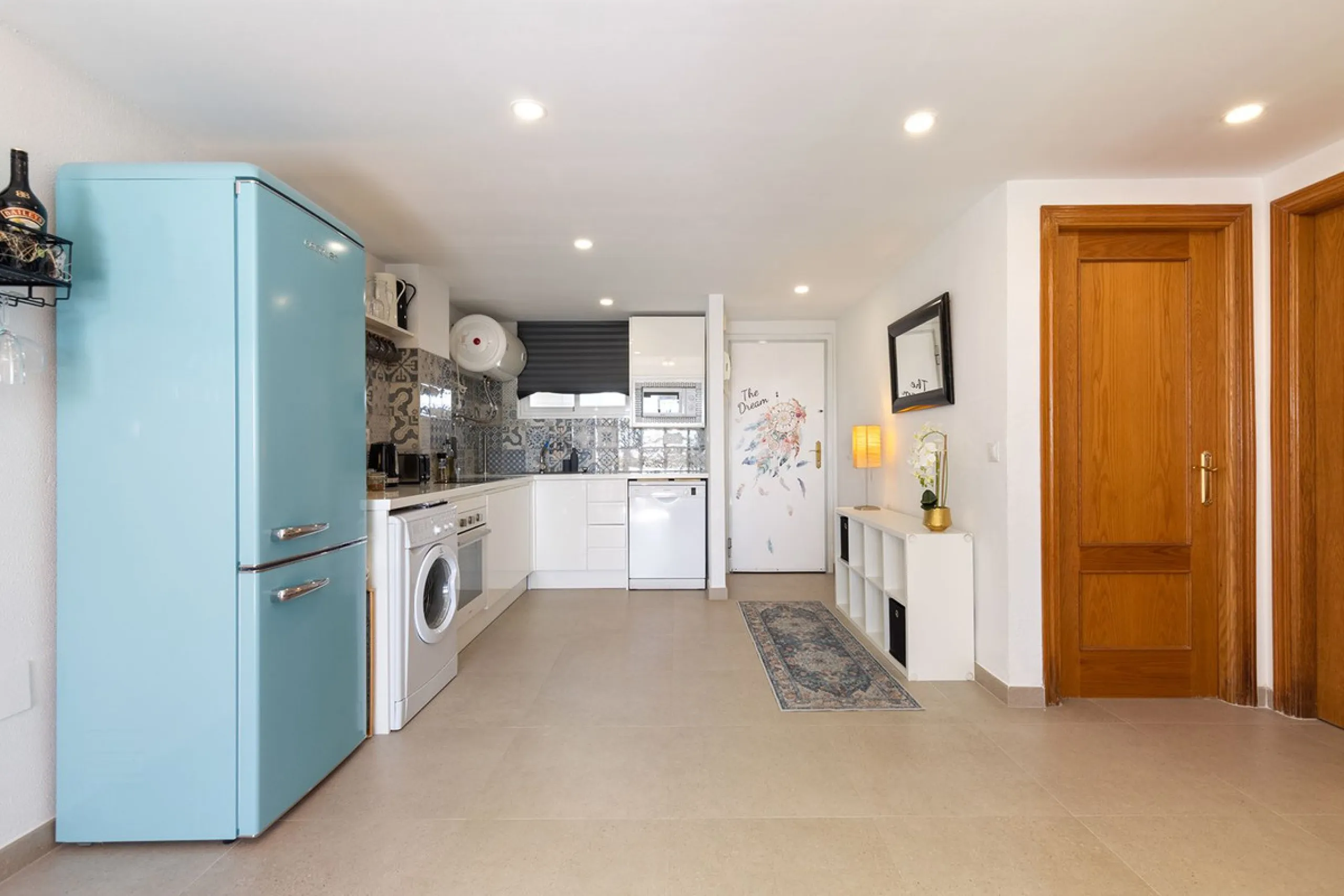 A beautiful South West facing penthouse with a roof terrace, amazing views, walking distance to public transport and local amenities, underground parking, a storage room and on a community which allows short term rentals (subject to the new buyer going th