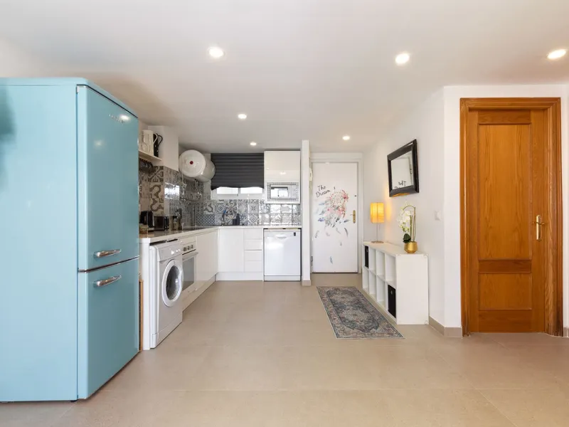 A beautiful South West facing penthouse with a roof terrace, amazing views, walking distance to public transport and local amenities, underground parking, a storage room and on a community which allows short term rentals (subject to the new buyer going th