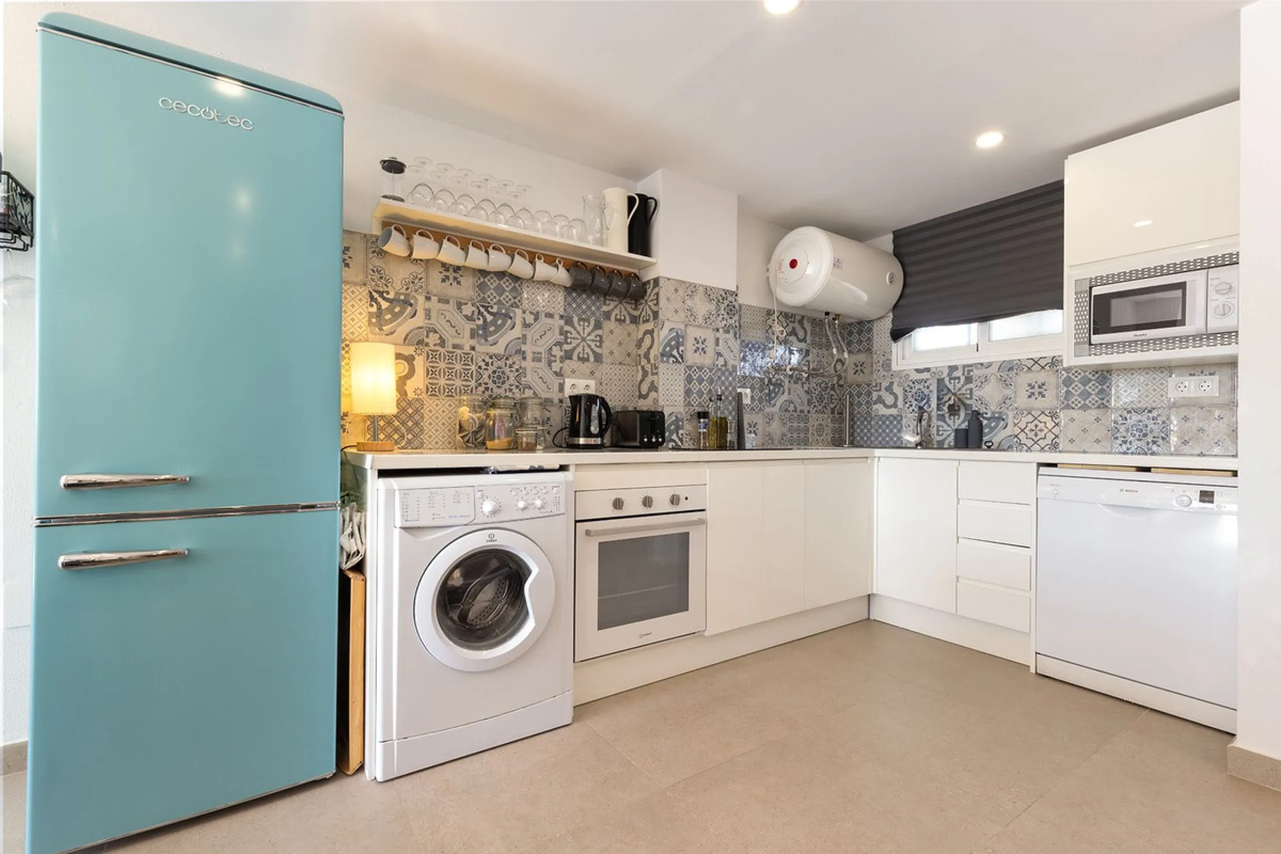 A beautiful South West facing penthouse with a roof terrace, amazing views, walking distance to public transport and local amenities, underground parking, a storage room and on a community which allows short term rentals (subject to the new buyer going th