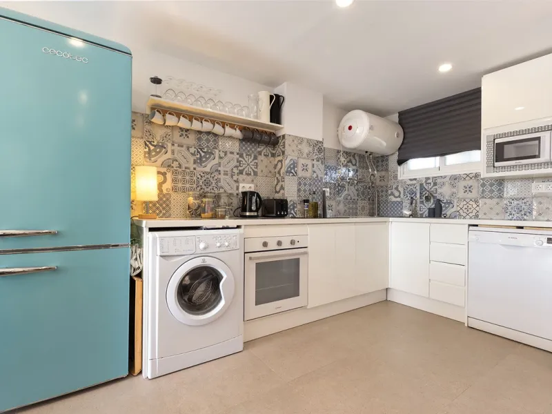 A beautiful South West facing penthouse with a roof terrace, amazing views, walking distance to public transport and local amenities, underground parking, a storage room and on a community which allows short term rentals (subject to the new buyer going th