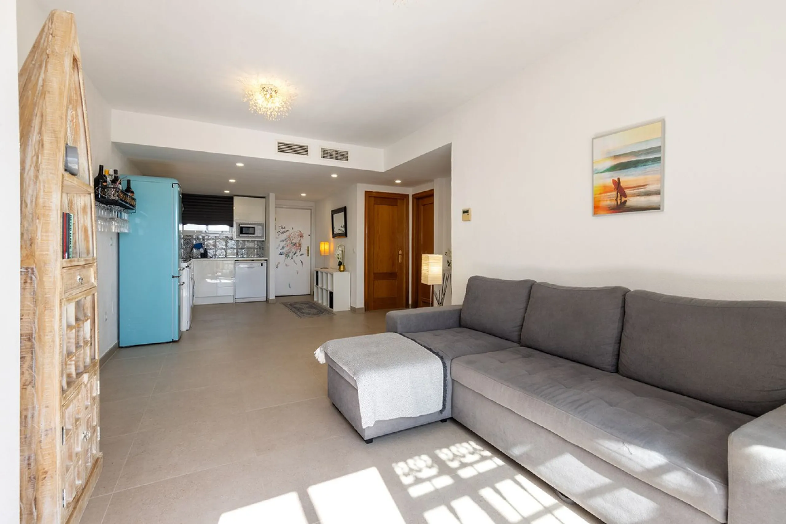 A beautiful South West facing penthouse with a roof terrace, amazing views, walking distance to public transport and local amenities, underground parking, a storage room and on a community which allows short term rentals (subject to the new buyer going th