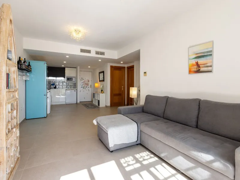 A beautiful South West facing penthouse with a roof terrace, amazing views, walking distance to public transport and local amenities, underground parking, a storage room and on a community which allows short term rentals (subject to the new buyer going th
