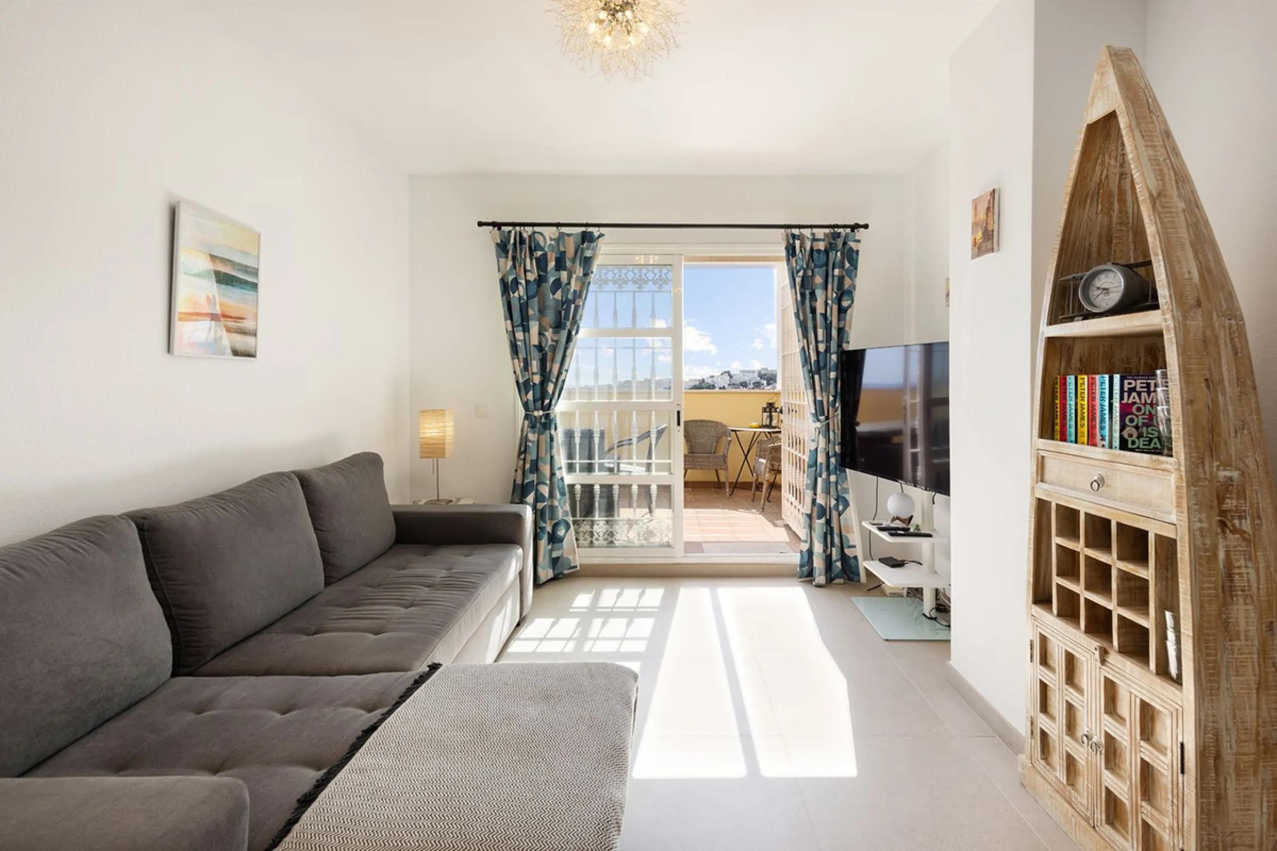 A beautiful South West facing penthouse with a roof terrace, amazing views, walking distance to public transport and local amenities, underground parking, a storage room and on a community which allows short term rentals (subject to the new buyer going th
