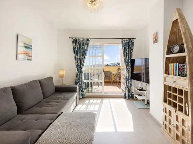 A beautiful South West facing penthouse with a roof terrace, amazing views, walking distance to public transport and local amenities, underground parking, a storage room and on a community which allows short term rentals (subject to the new buyer going th