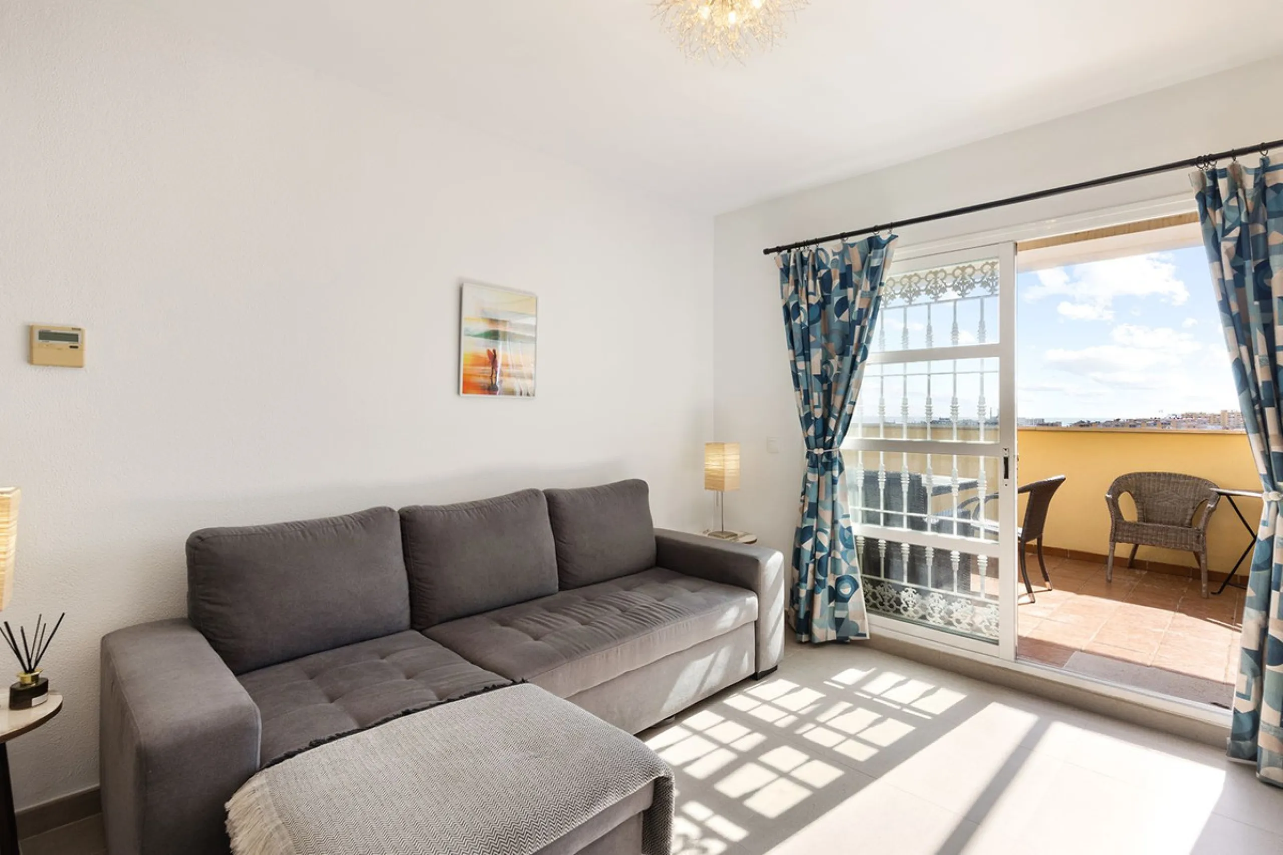 A beautiful South West facing penthouse with a roof terrace, amazing views, walking distance to public transport and local amenities, underground parking, a storage room and on a community which allows short term rentals (subject to the new buyer going th