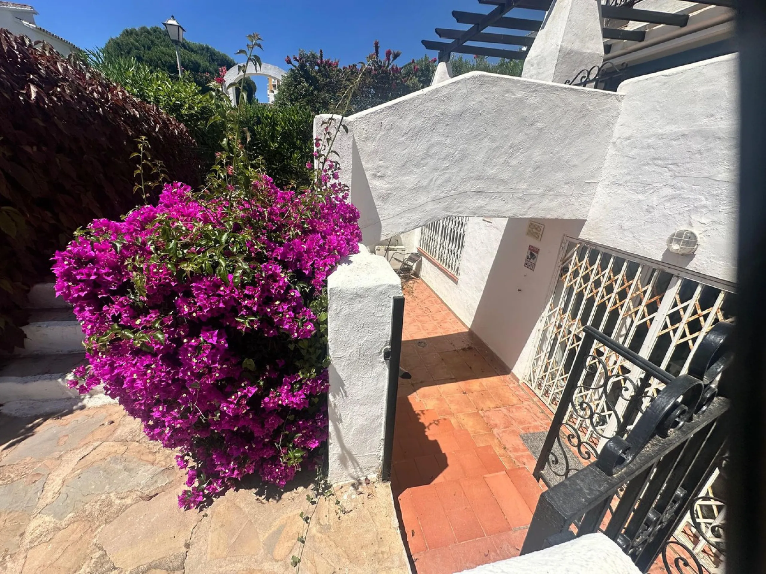 FRONTLINE BEACHFRONT APARTMENT IN SITIO DE CALAHONDA ! IDEAL INVESTMENT OPPORTUNITY !