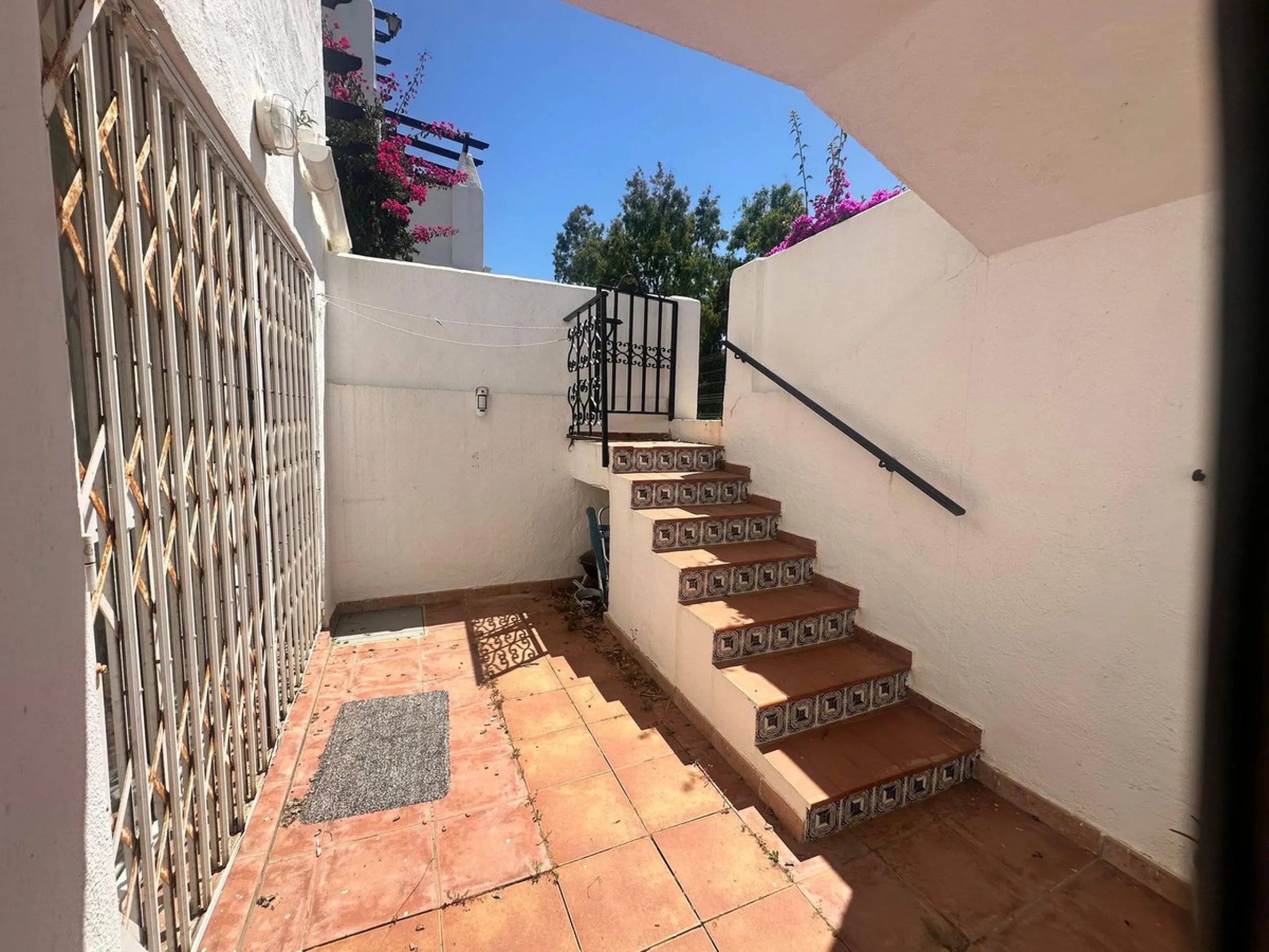 FRONTLINE BEACHFRONT APARTMENT IN SITIO DE CALAHONDA ! IDEAL INVESTMENT OPPORTUNITY !