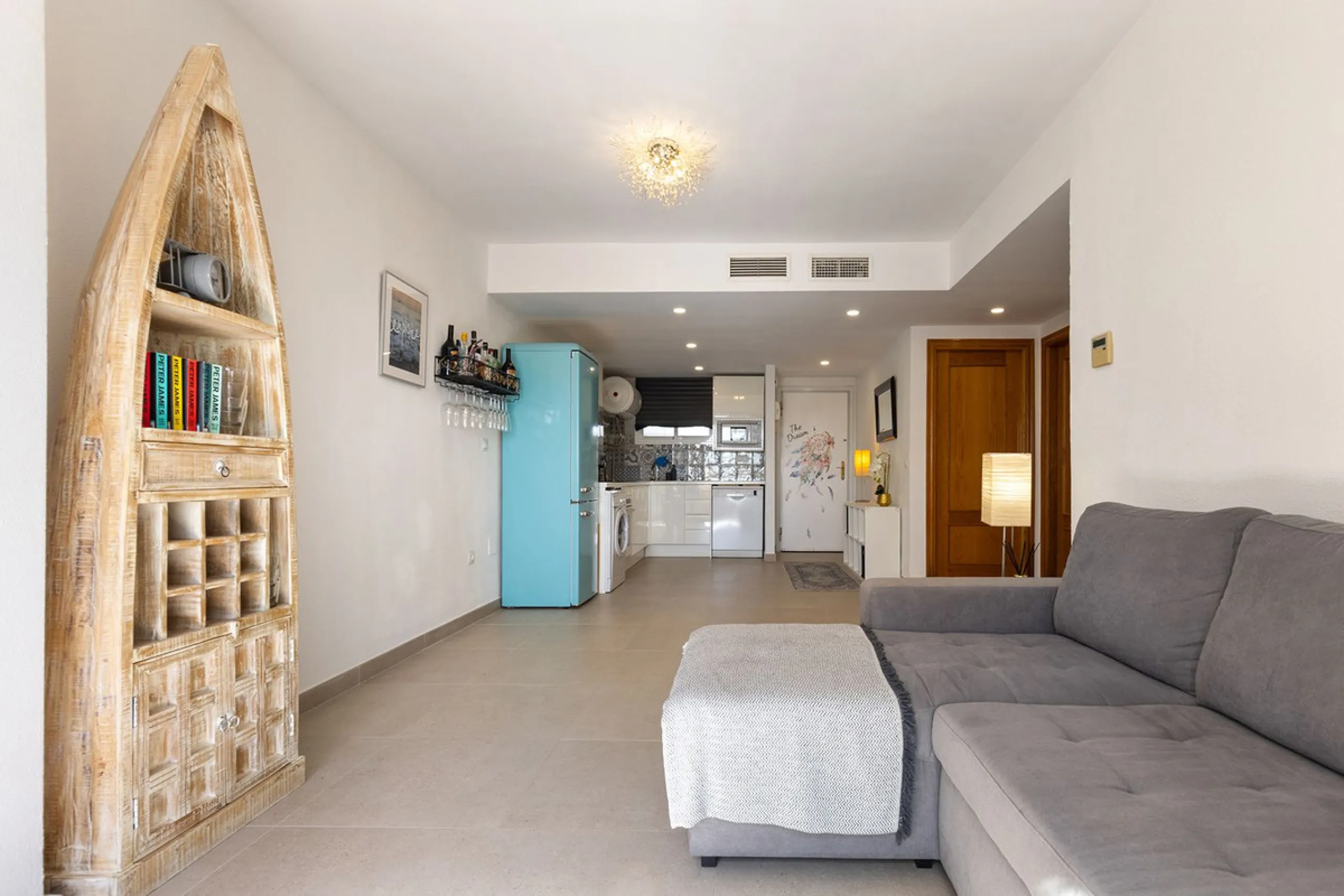 A beautiful South West facing penthouse with a roof terrace, amazing views, walking distance to public transport and local amenities, underground parking, a storage room and on a community which allows short term rentals (subject to the new buyer going th