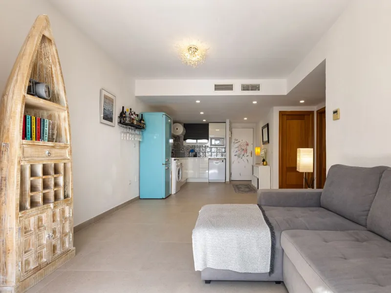 A beautiful South West facing penthouse with a roof terrace, amazing views, walking distance to public transport and local amenities, underground parking, a storage room and on a community which allows short term rentals (subject to the new buyer going th