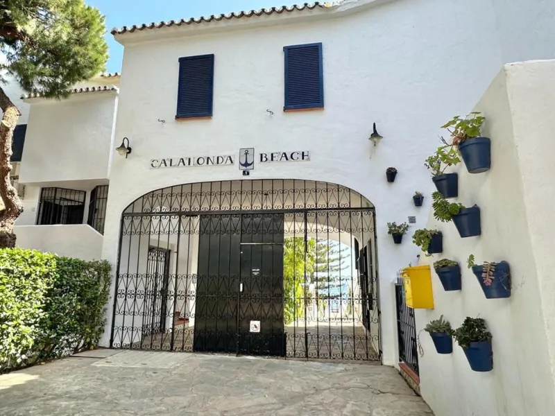 FRONTLINE BEACHFRONT APARTMENT IN SITIO DE CALAHONDA ! IDEAL INVESTMENT OPPORTUNITY !