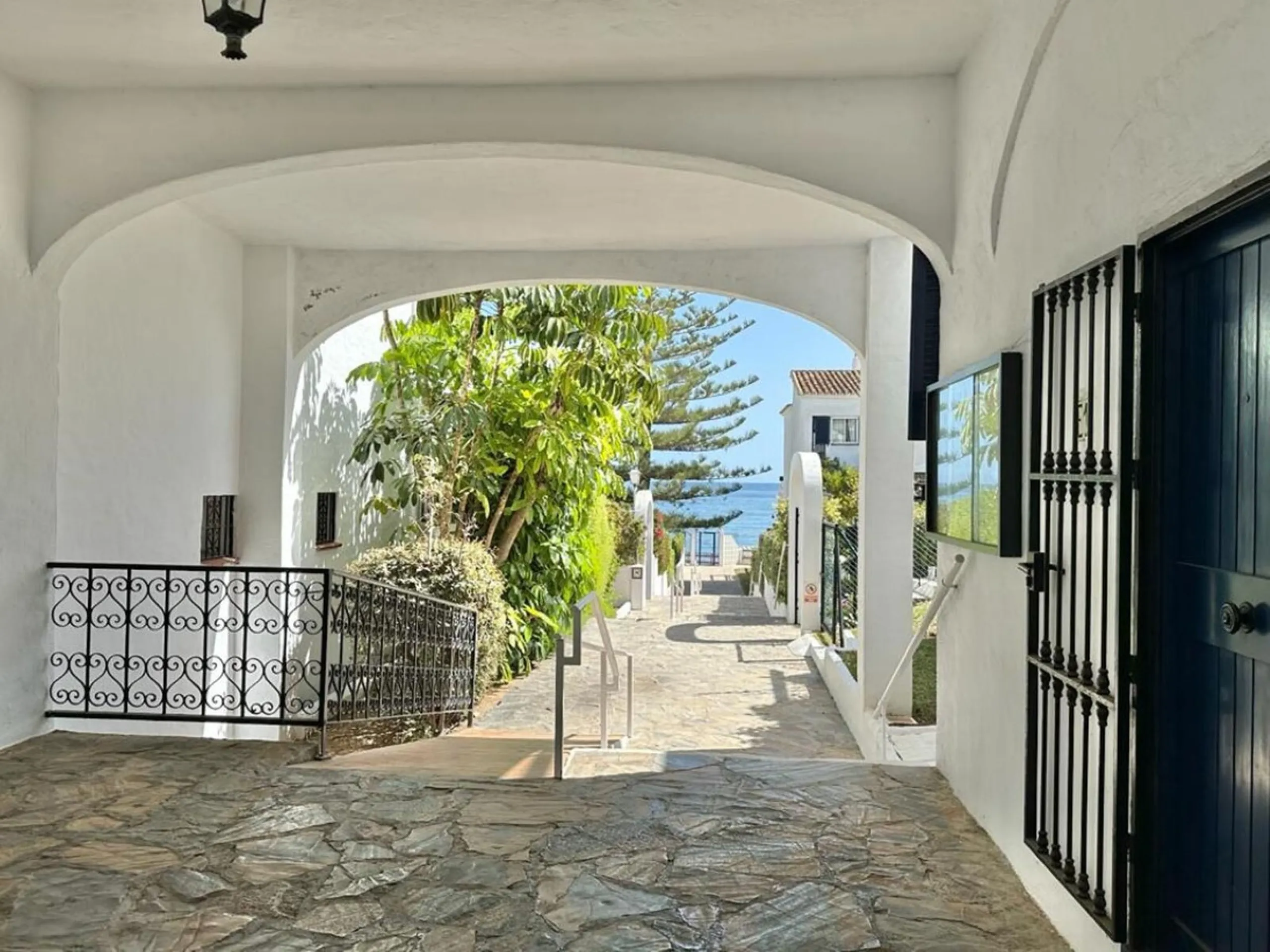 FRONTLINE BEACHFRONT APARTMENT IN SITIO DE CALAHONDA ! IDEAL INVESTMENT OPPORTUNITY !