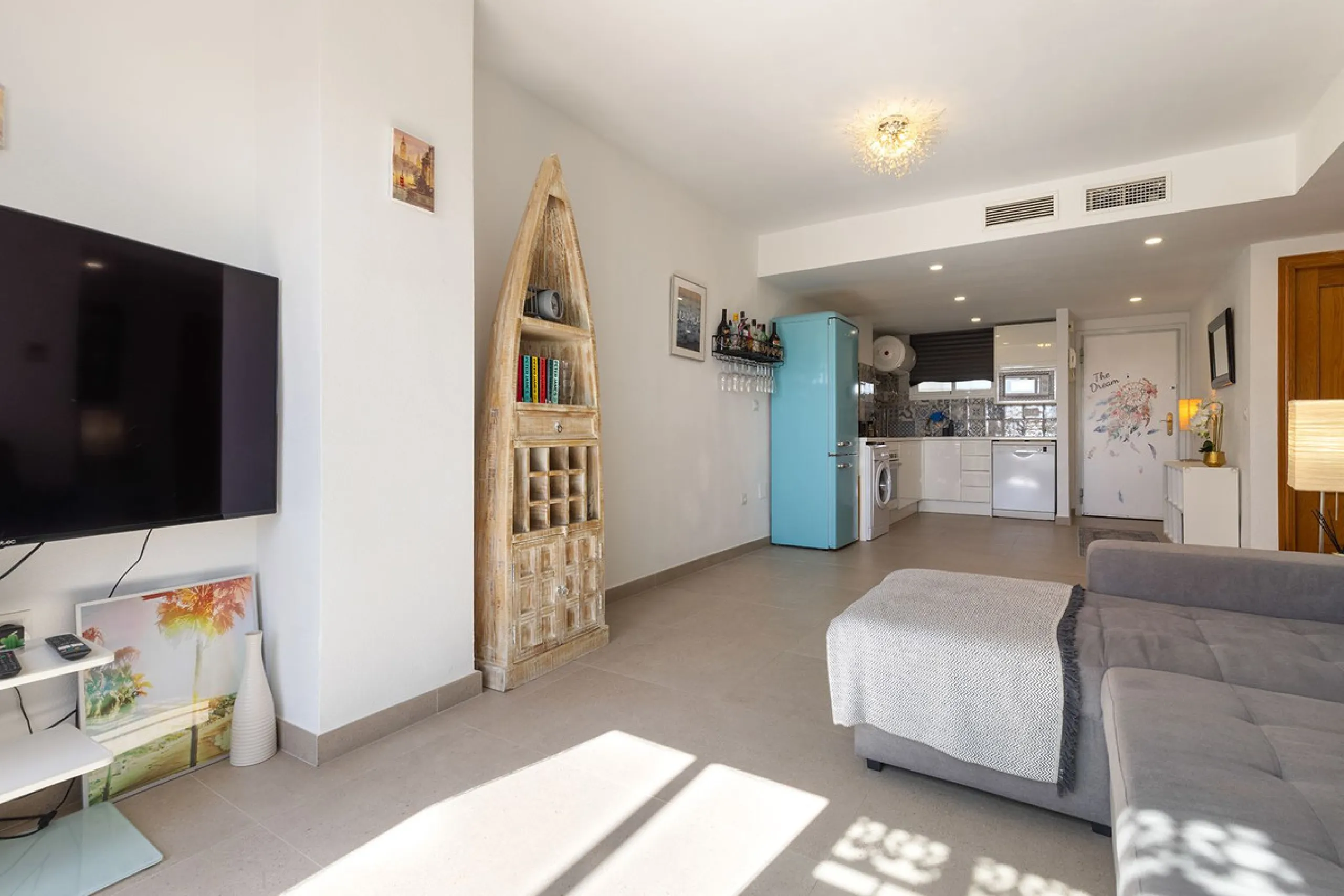 A beautiful South West facing penthouse with a roof terrace, amazing views, walking distance to public transport and local amenities, underground parking, a storage room and on a community which allows short term rentals (subject to the new buyer going th