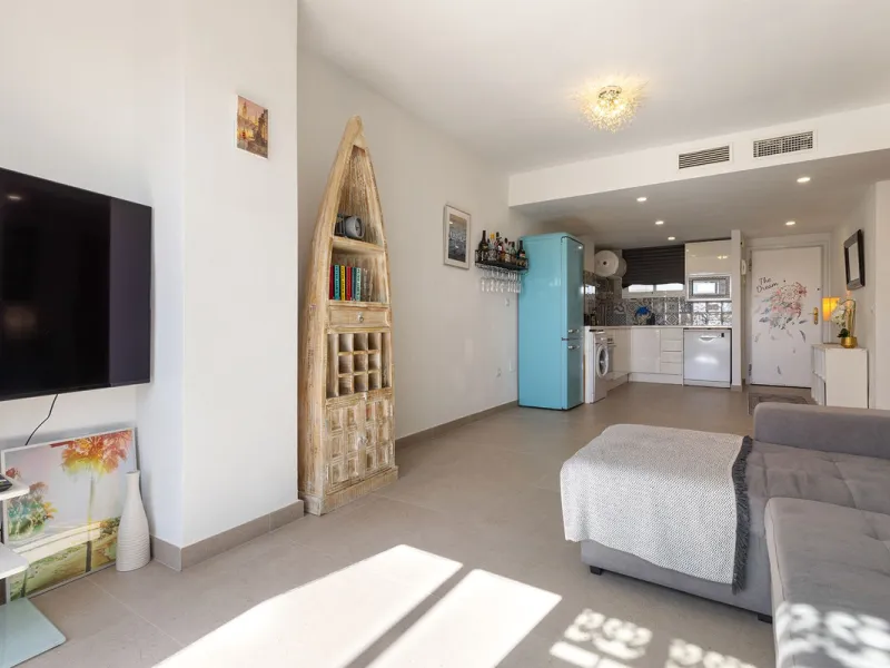 A beautiful South West facing penthouse with a roof terrace, amazing views, walking distance to public transport and local amenities, underground parking, a storage room and on a community which allows short term rentals (subject to the new buyer going th