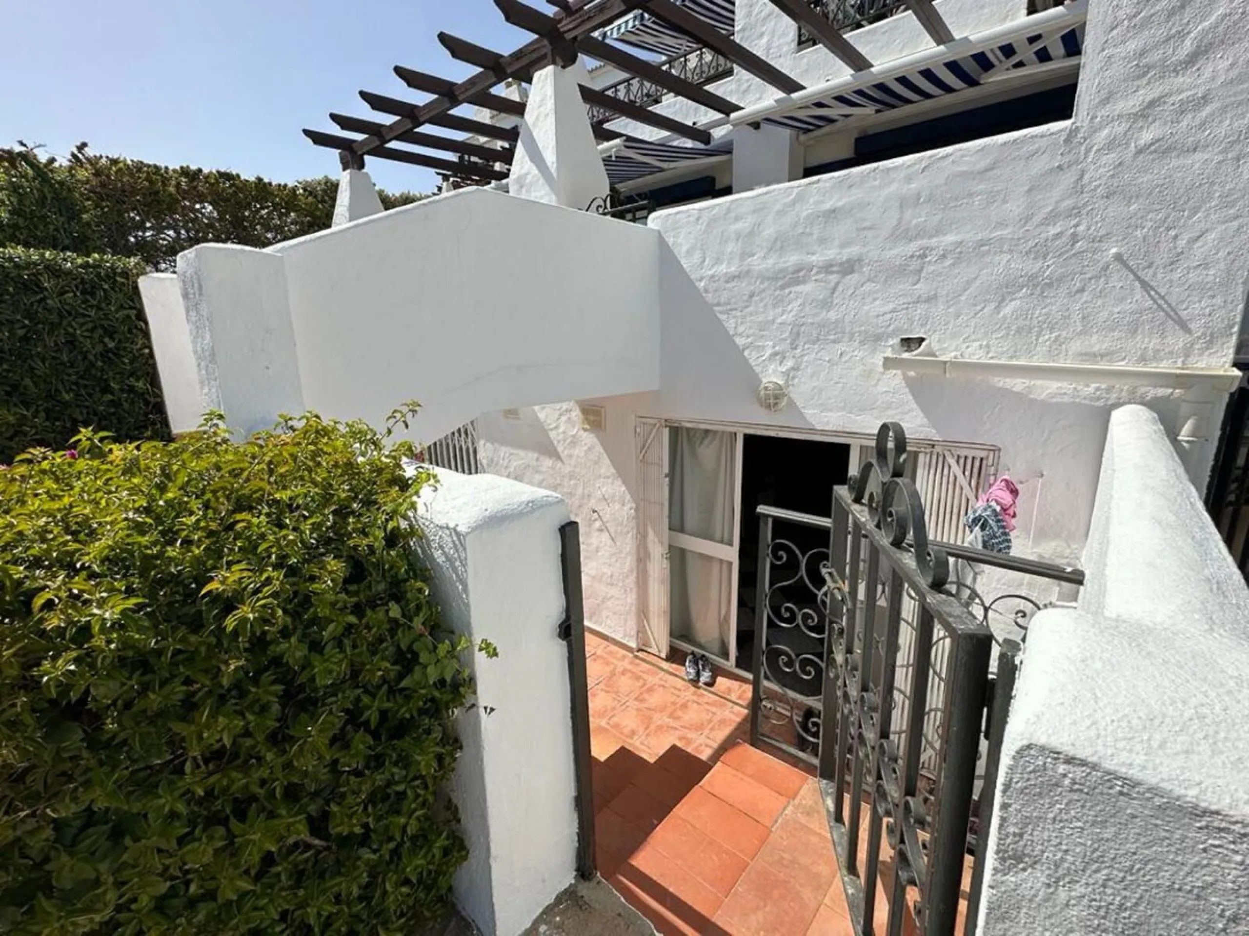 FRONTLINE BEACHFRONT APARTMENT IN SITIO DE CALAHONDA ! IDEAL INVESTMENT OPPORTUNITY !