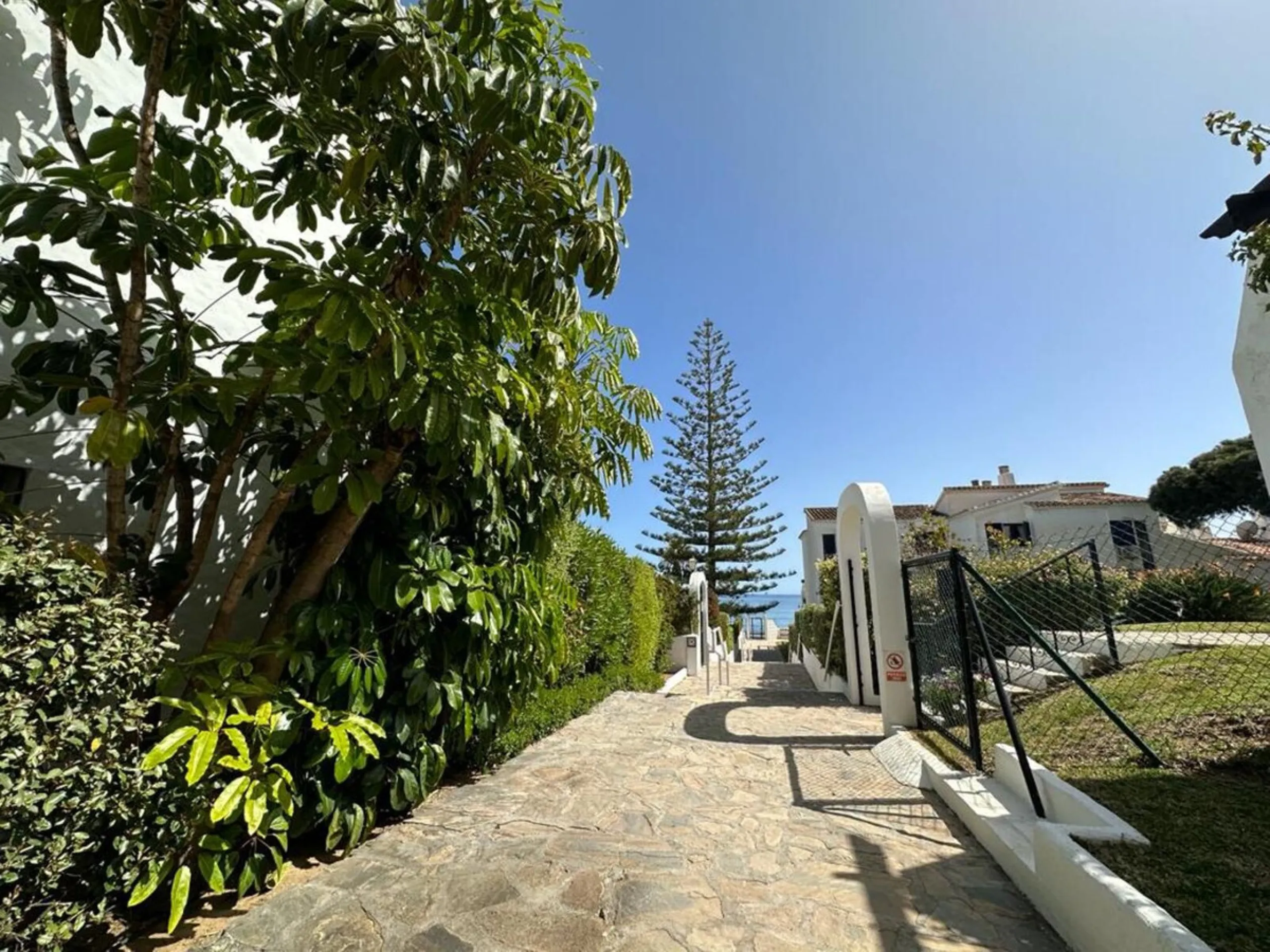 FRONTLINE BEACHFRONT APARTMENT IN SITIO DE CALAHONDA ! IDEAL INVESTMENT OPPORTUNITY !