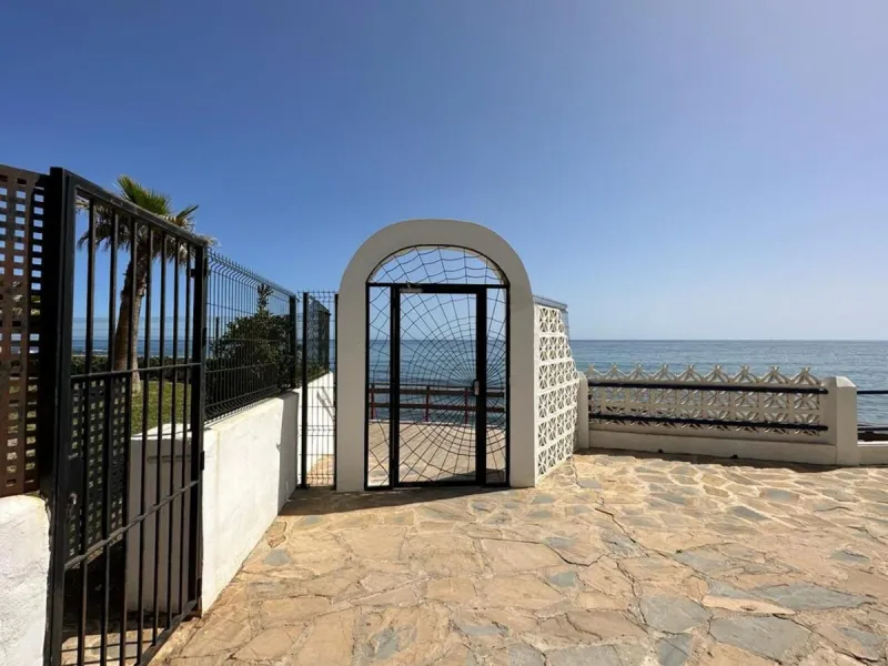 FRONTLINE BEACHFRONT APARTMENT IN SITIO DE CALAHONDA ! IDEAL INVESTMENT OPPORTUNITY !