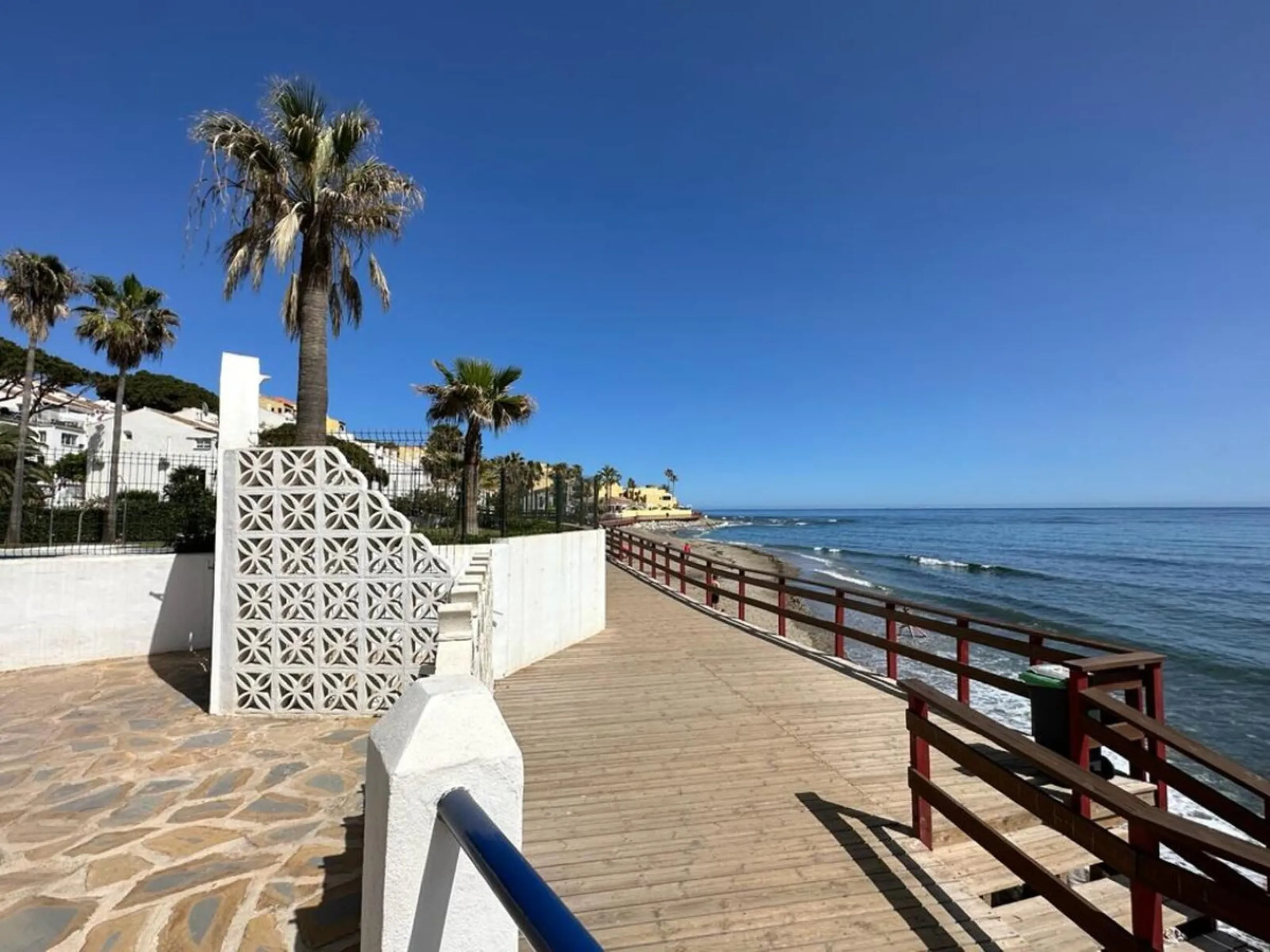 FRONTLINE BEACHFRONT APARTMENT IN SITIO DE CALAHONDA ! IDEAL INVESTMENT OPPORTUNITY !
