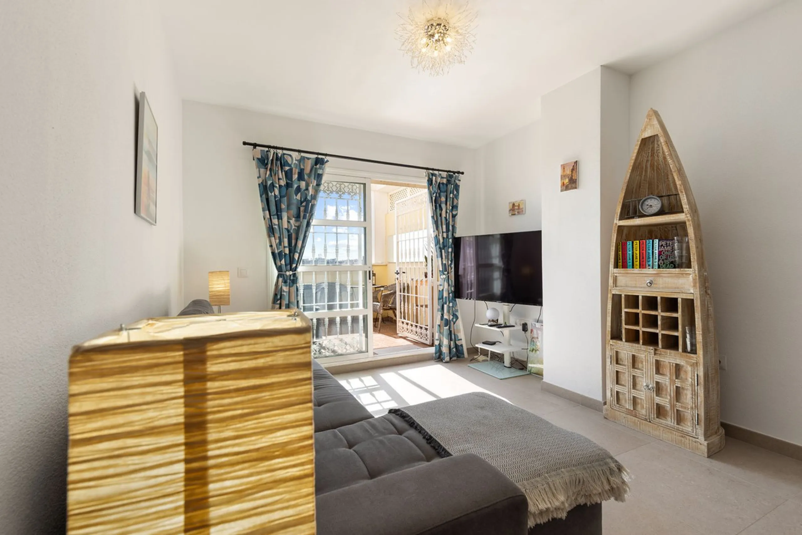 A beautiful South West facing penthouse with a roof terrace, amazing views, walking distance to public transport and local amenities, underground parking, a storage room and on a community which allows short term rentals (subject to the new buyer going th