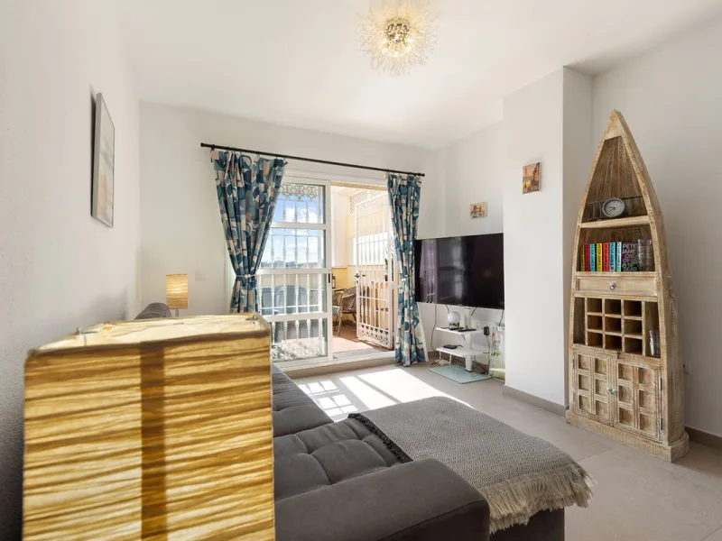A beautiful South West facing penthouse with a roof terrace, amazing views, walking distance to public transport and local amenities, underground parking, a storage room and on a community which allows short term rentals (subject to the new buyer going th