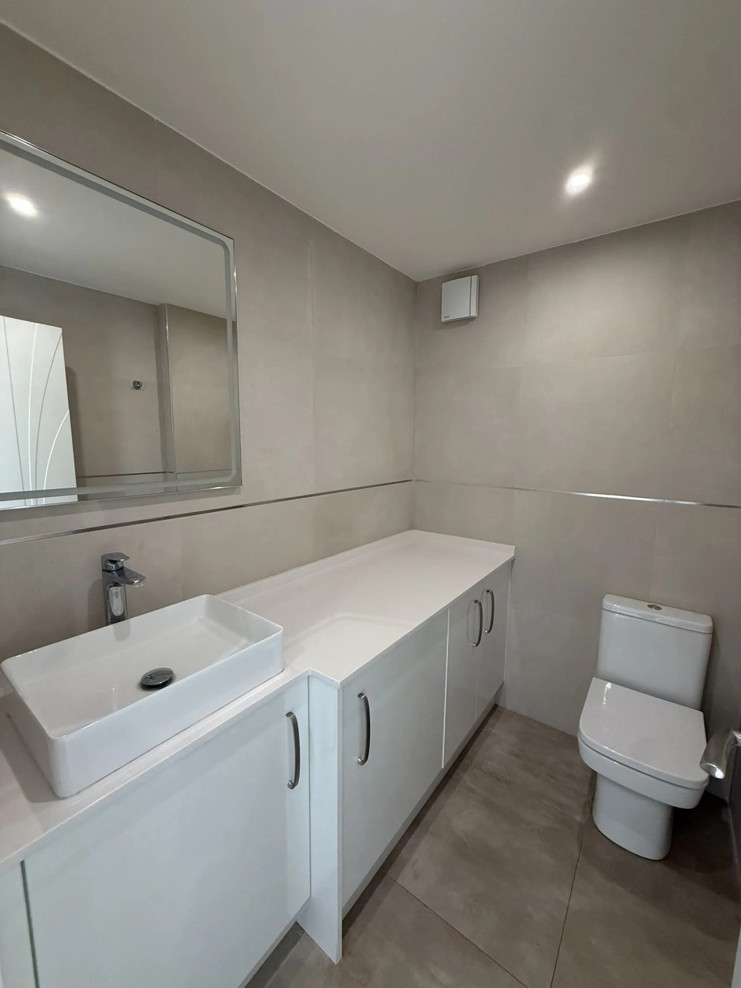 The house has been recently renovated throughout, in the main house you have 4 bedrooms, one bedroom is on the ground floor with a guest toilet, access to the main terrace from the bedroom, on the upper level you have three bedrooms, the largest of the be