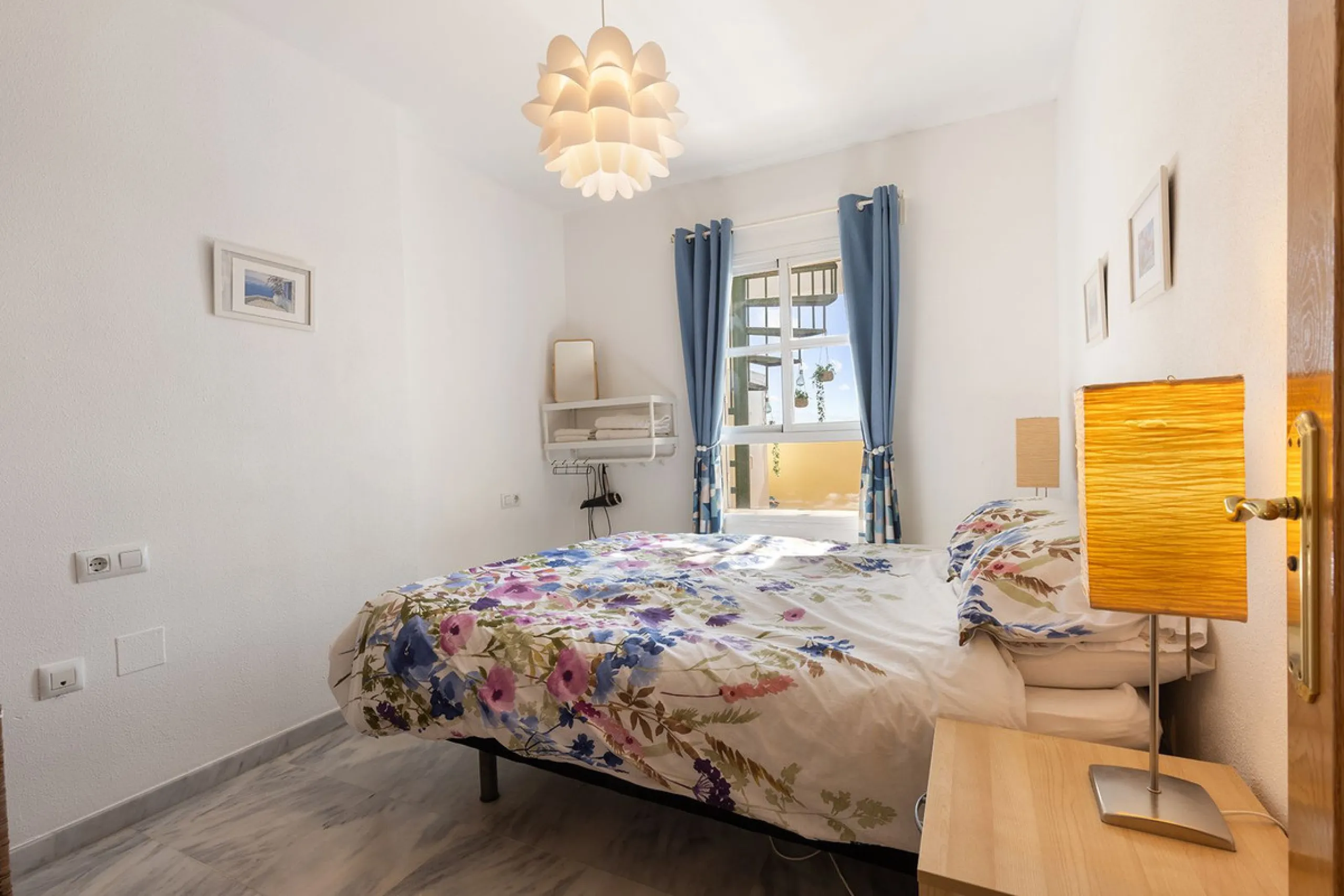 A beautiful South West facing penthouse with a roof terrace, amazing views, walking distance to public transport and local amenities, underground parking, a storage room and on a community which allows short term rentals (subject to the new buyer going th