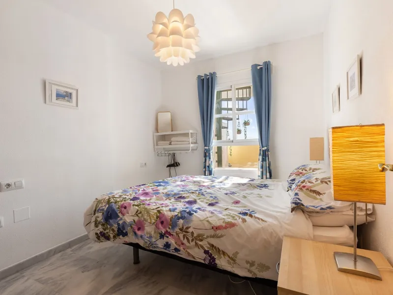 A beautiful South West facing penthouse with a roof terrace, amazing views, walking distance to public transport and local amenities, underground parking, a storage room and on a community which allows short term rentals (subject to the new buyer going th