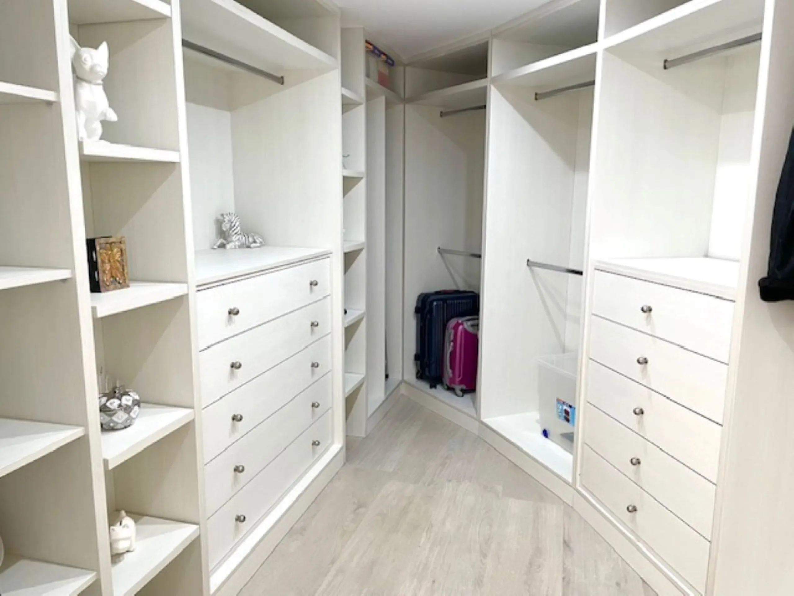 The house has been recently renovated throughout, in the main house you have 4 bedrooms, one bedroom is on the ground floor with a guest toilet, access to the main terrace from the bedroom, on the upper level you have three bedrooms, the largest of the be