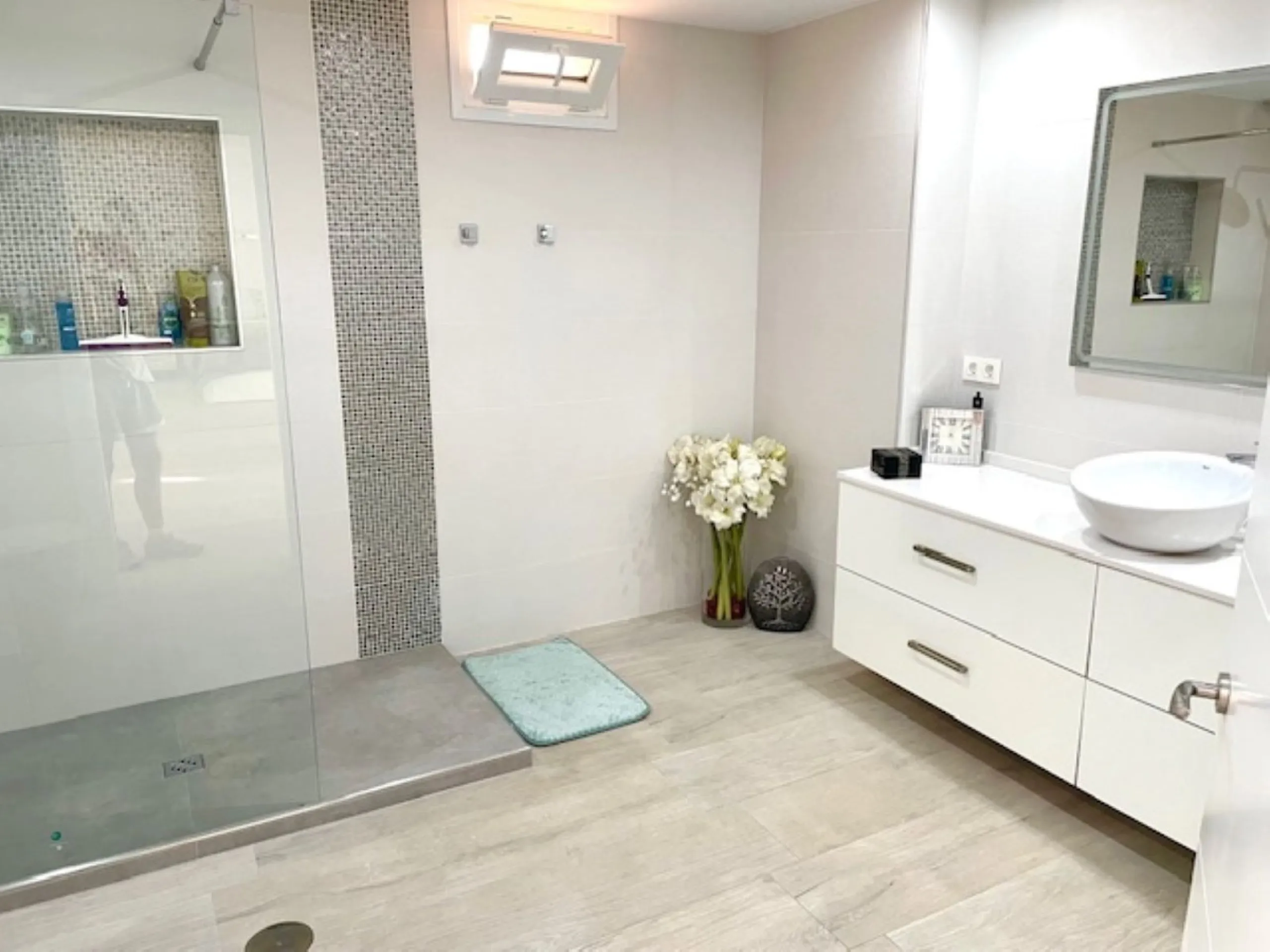 The house has been recently renovated throughout, in the main house you have 4 bedrooms, one bedroom is on the ground floor with a guest toilet, access to the main terrace from the bedroom, on the upper level you have three bedrooms, the largest of the be
